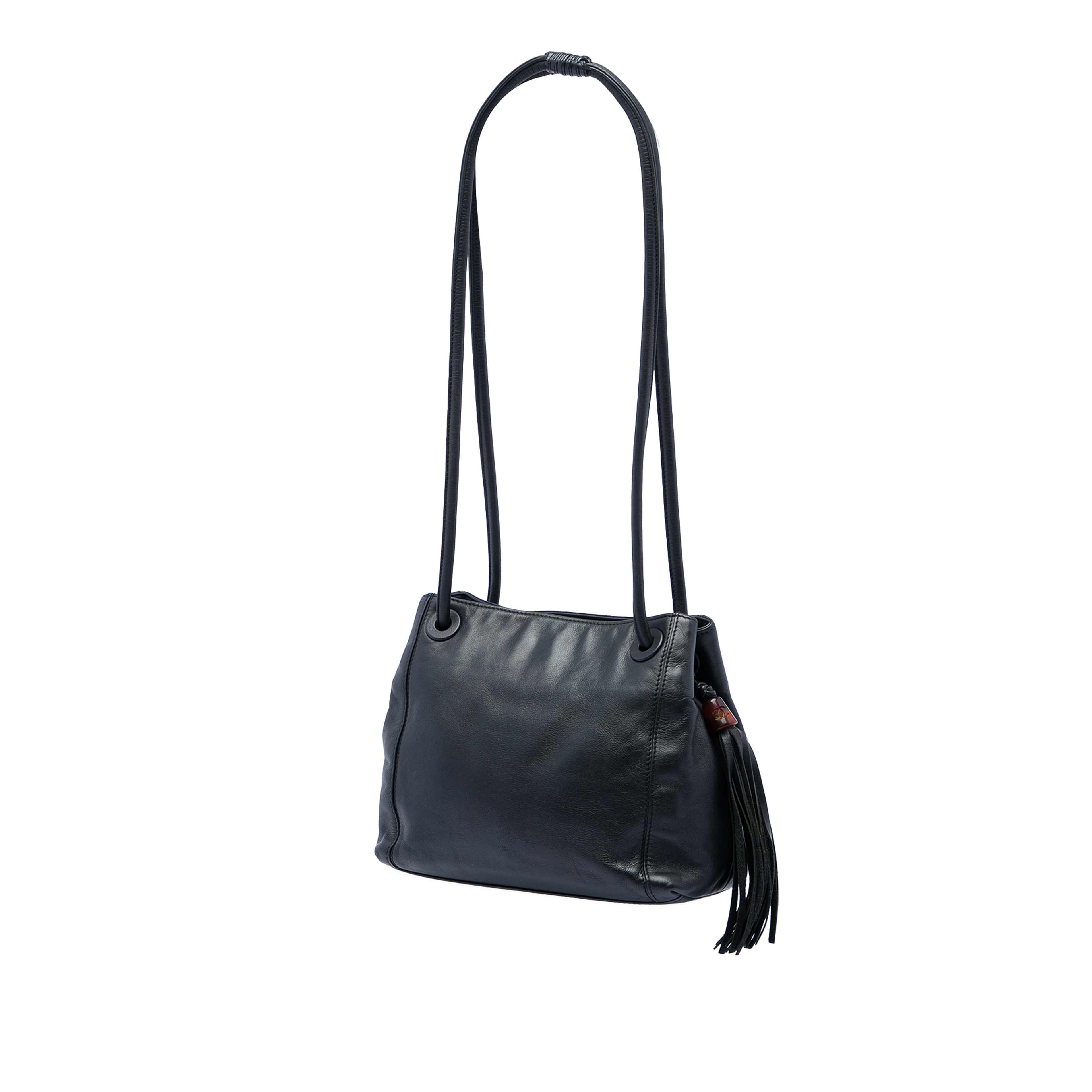 Chanel Cc Lambskin Tassel Shoulder Bag, från Luxclusif, i färgen svart. Klicka för att öppna bilden i stort format