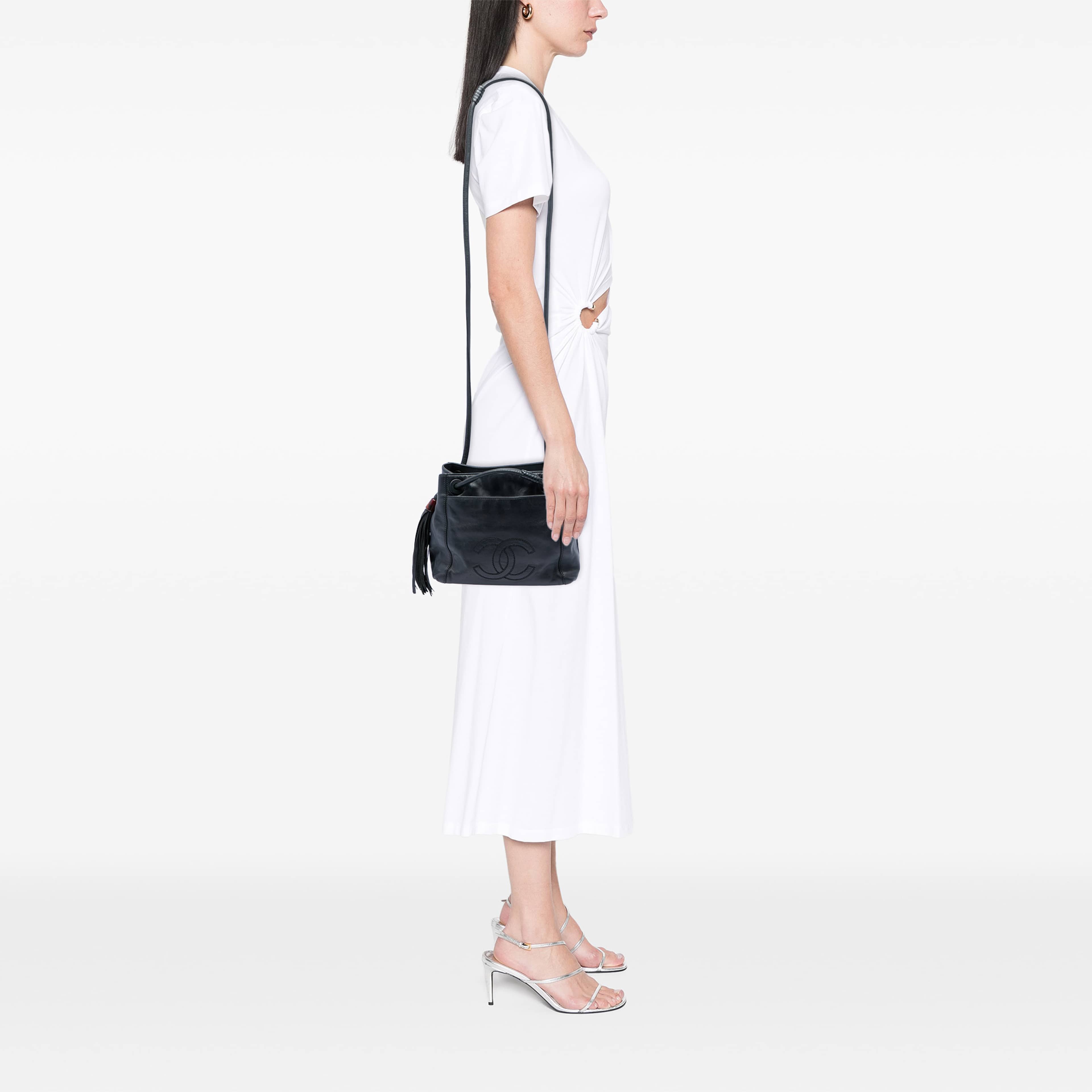 Chanel Cc Lambskin Tassel Shoulder Bag, från Luxclusif, i färgen svart. Klicka för att öppna bilden i stort format