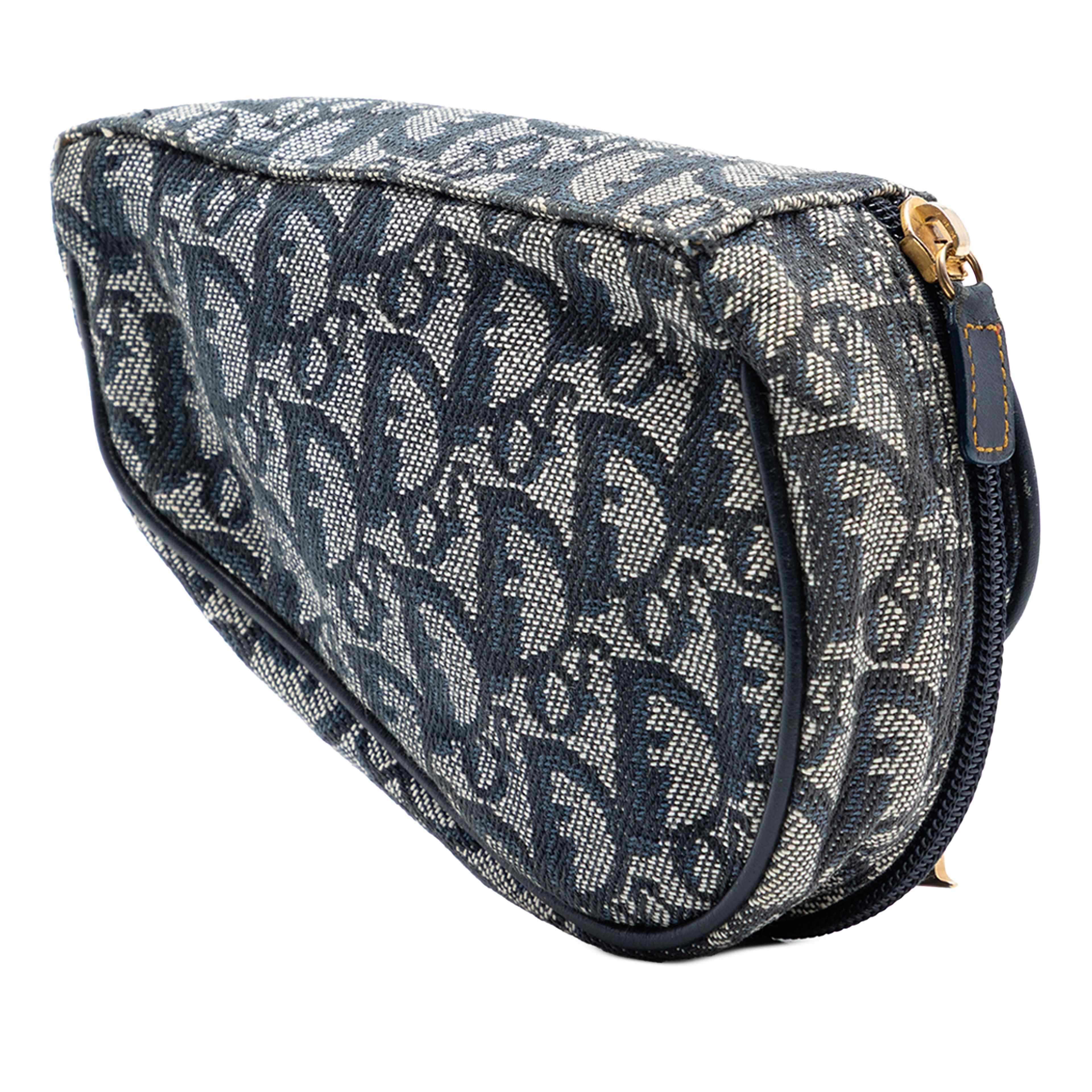 Dior Diorissimo Canvas Saddle Pouch, från Luxclusif, i färgen blå. Klicka för att öppna bilden i stort format