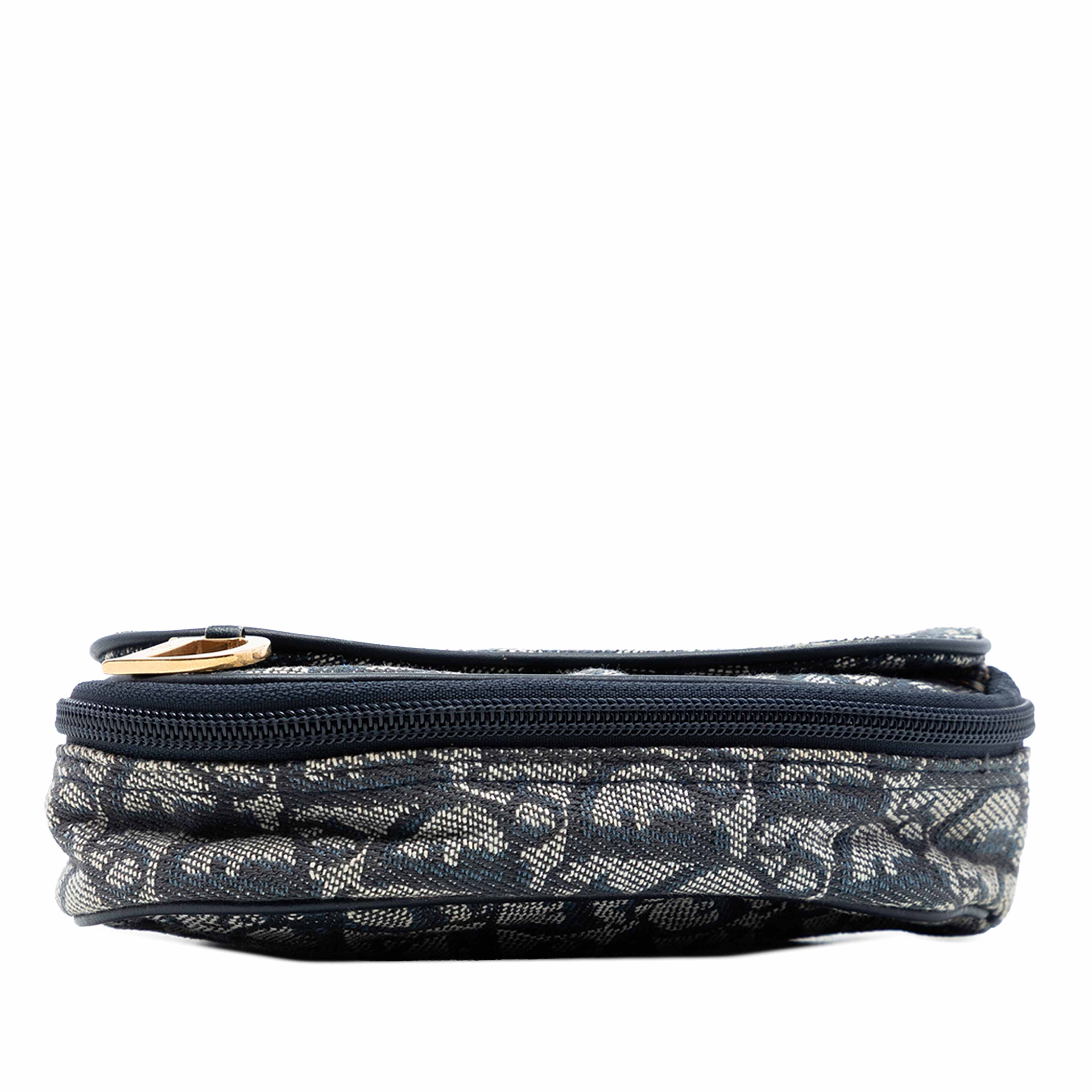 Dior Diorissimo Canvas Saddle Pouch, från Luxclusif, i färgen blå. Klicka för att öppna bilden i stort format