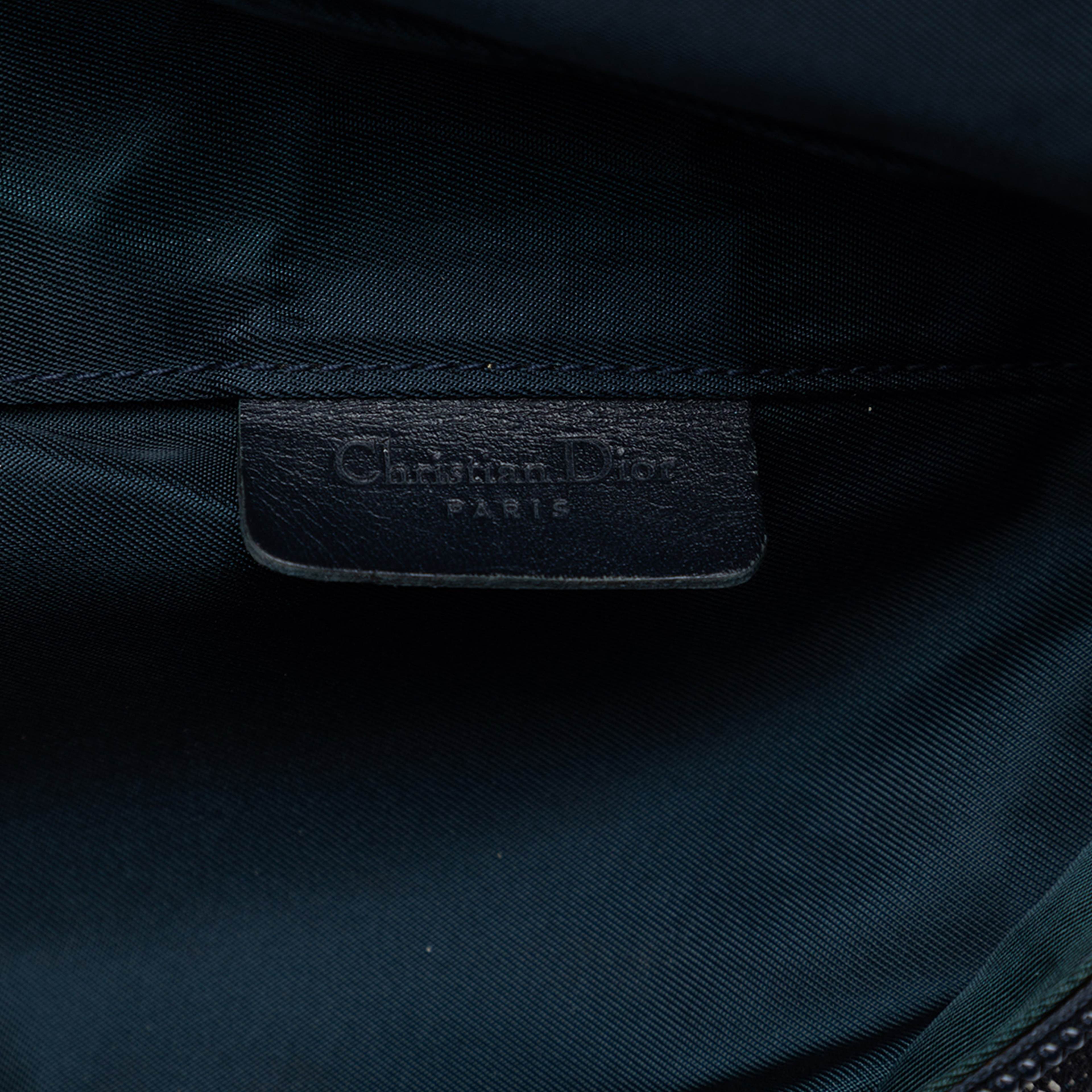 Dior Diorissimo Canvas Saddle Pouch, från Luxclusif, i färgen blå. Klicka för att öppna bilden i stort format