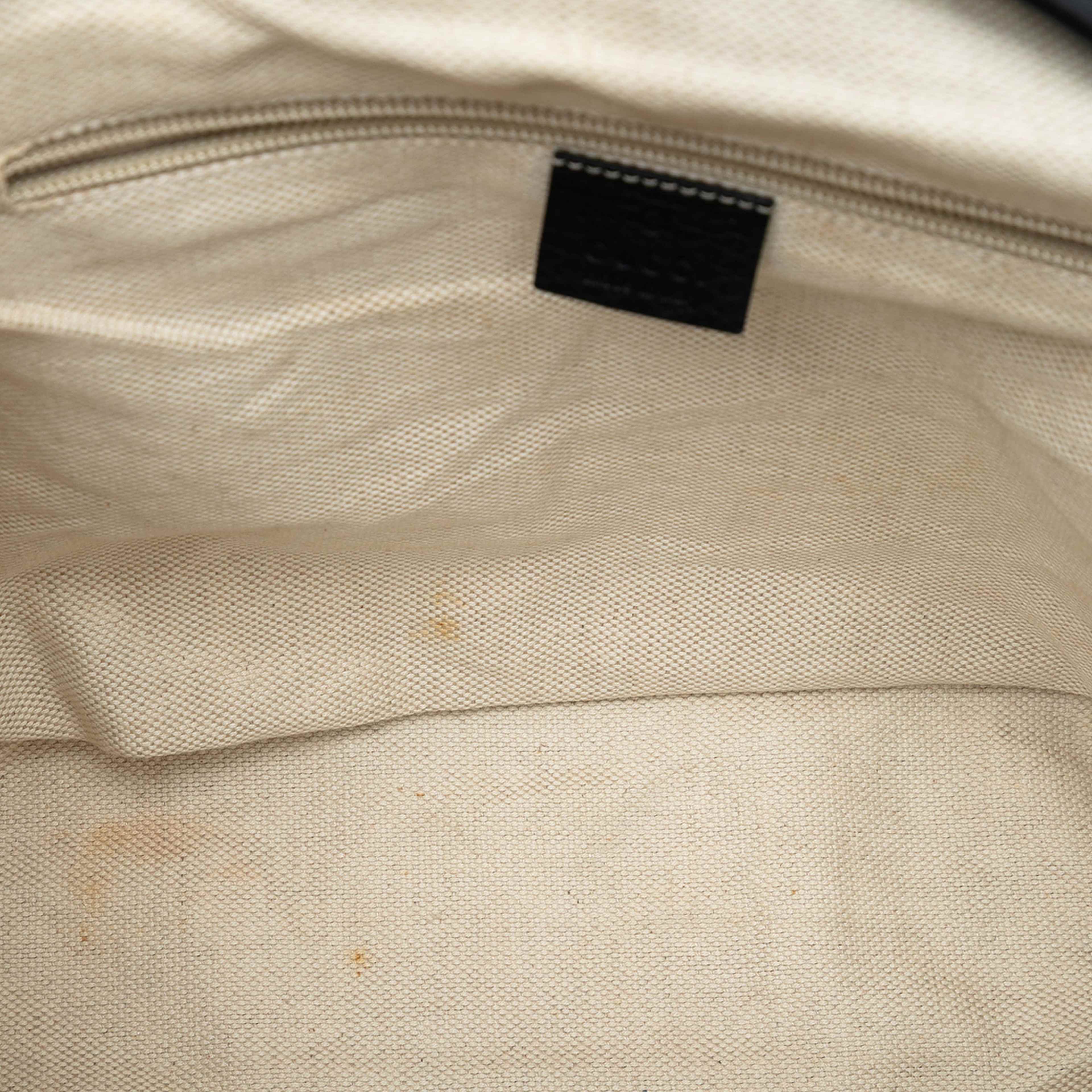 Gucci Leather Web Messenger Bag, från Luxclusif, i färgen black. Klicka för att öppna bilden i stort format