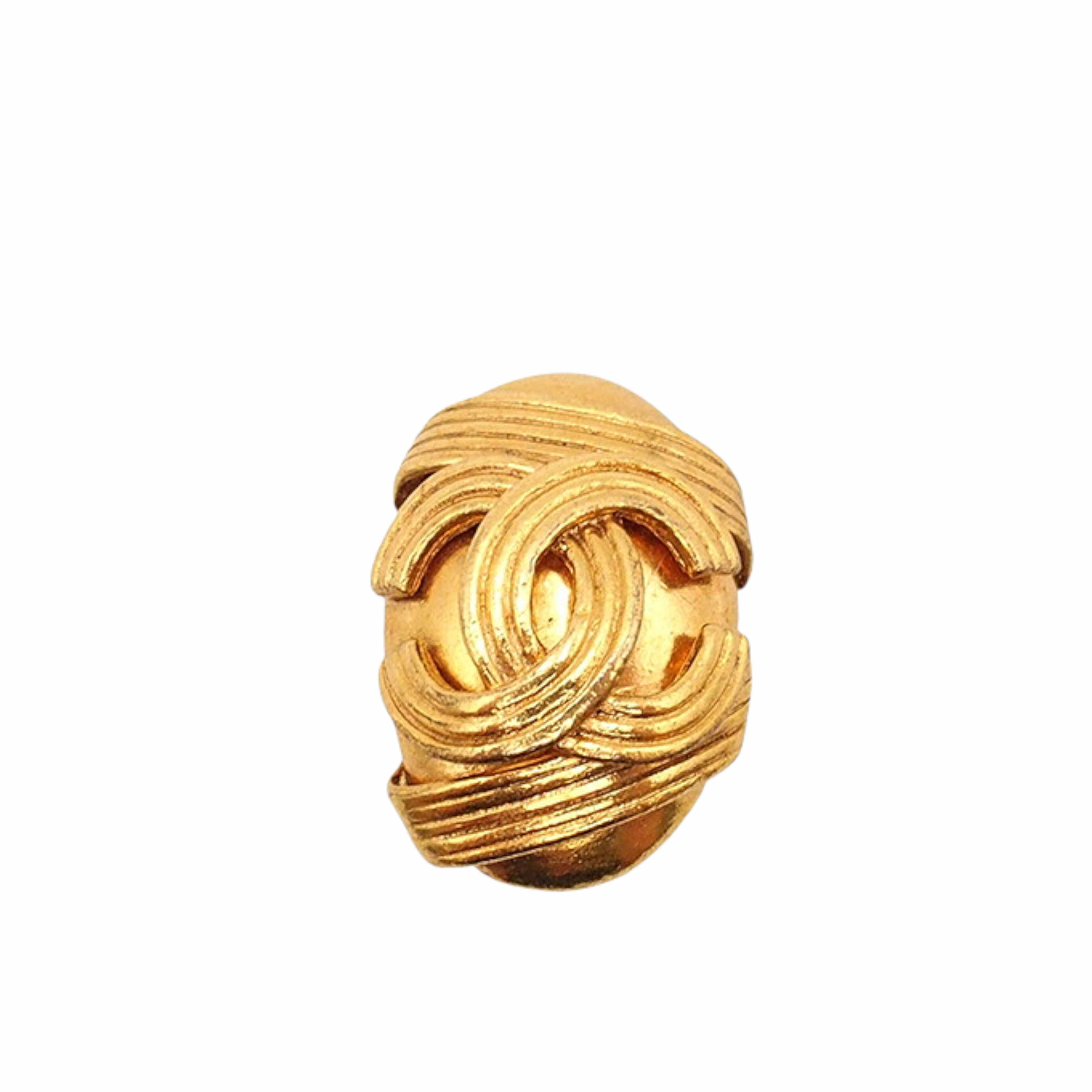Chanel Gold Plated Cc Clip On Earrings, från Luxclusif, i färgen gold. Klicka för att öppna bilden i stort format