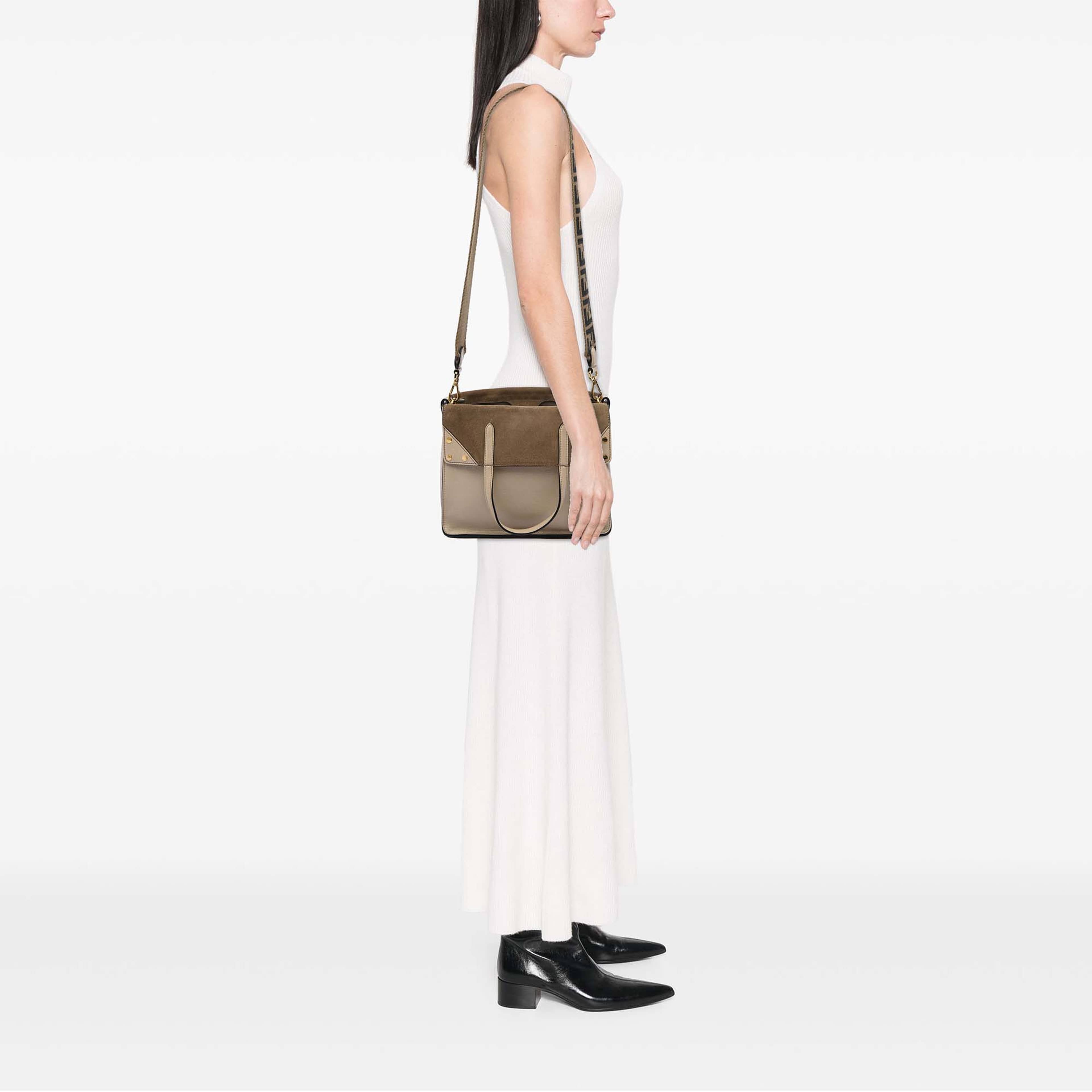Fendi Vitello Grace And Suede Flip Satchel, från Luxclusif, i färgen beige. Klicka för att öppna bilden i stort format