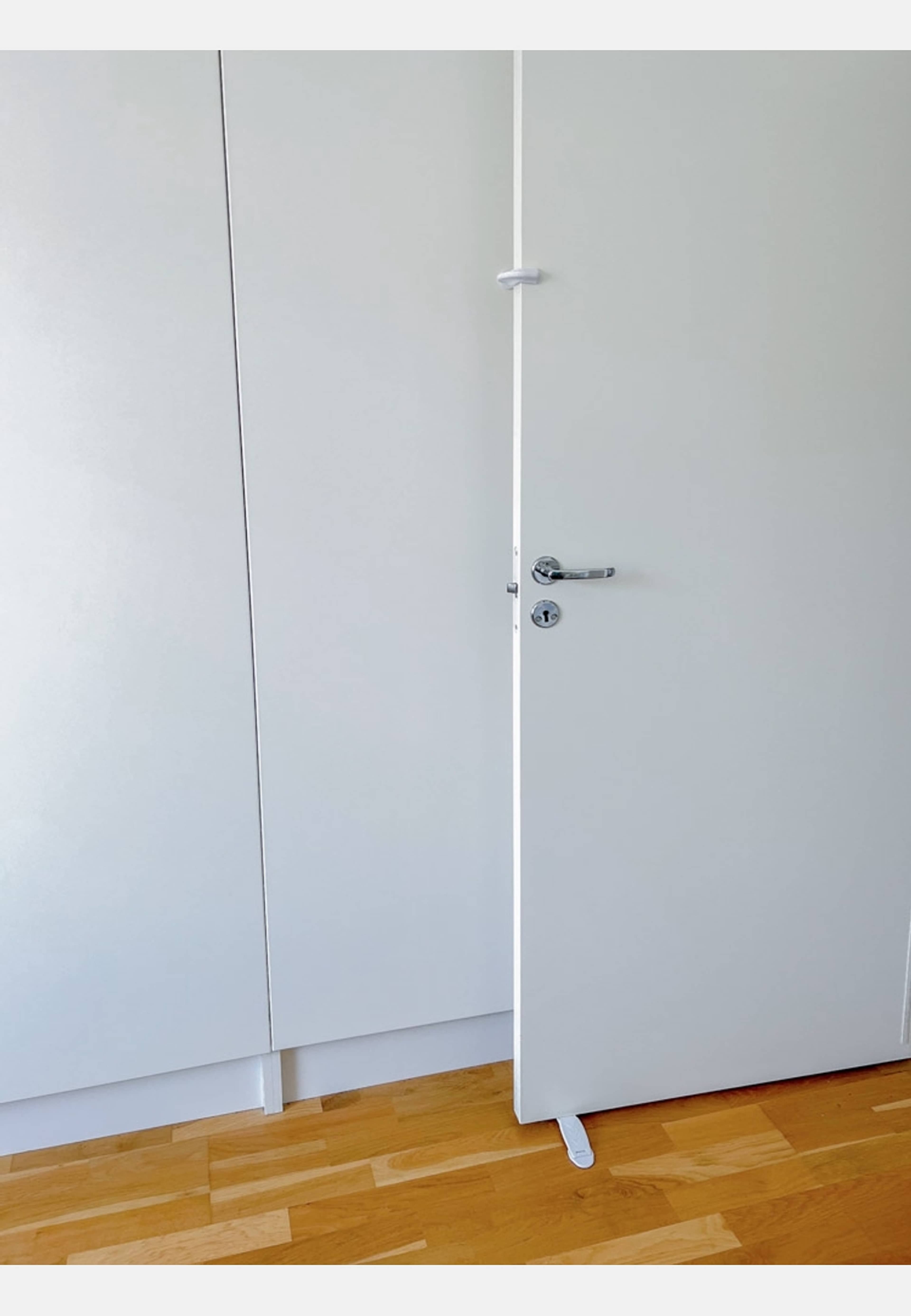 Dörrhållare Safetydoorstop Ted  2-pack, från HomeSafety, i färgen vit. Klicka för att öppna bilden i stort format