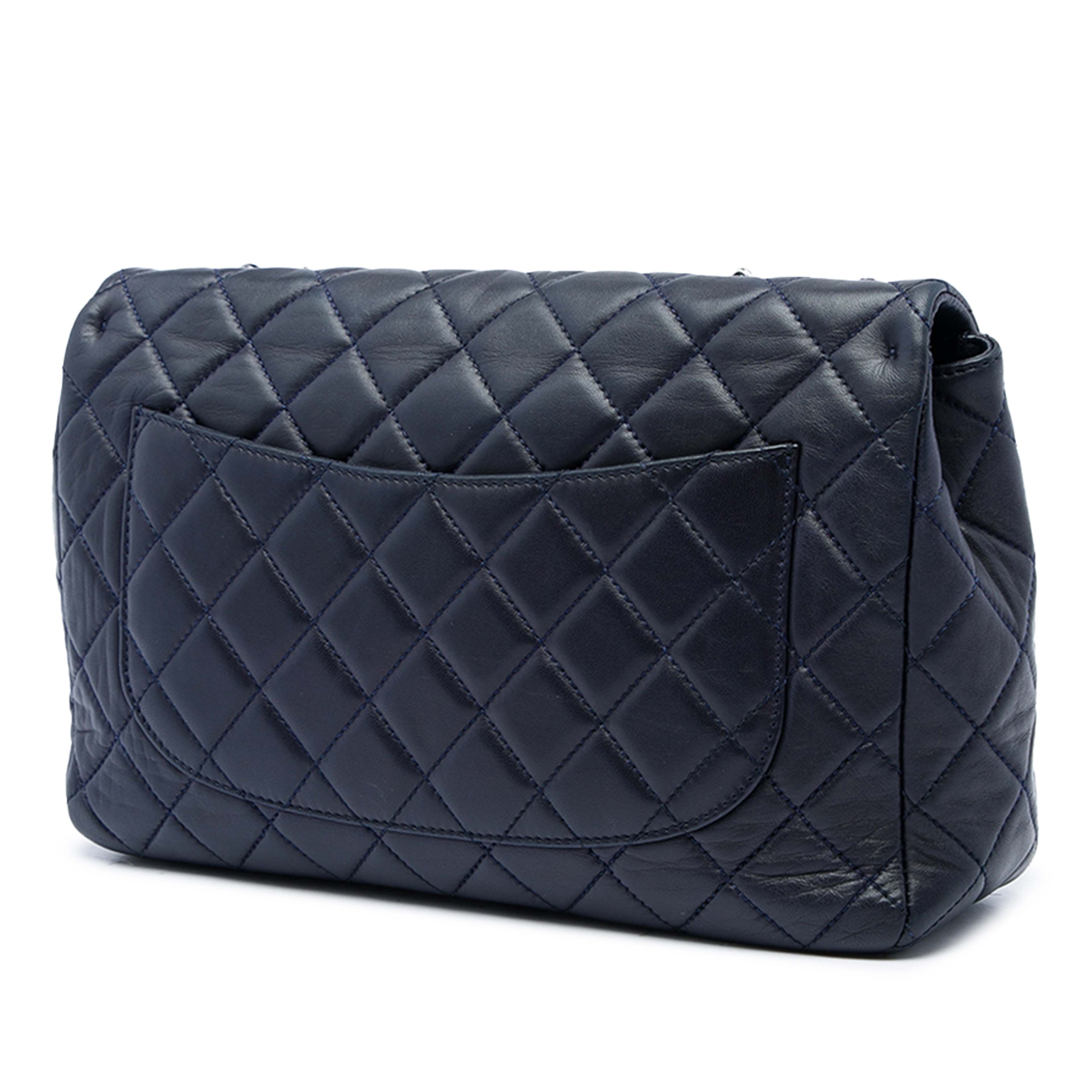 Chanel Jumbo Classic Lambskin Single Flap, från Luxclusif, i färgen blå. Klicka för att öppna bilden i stort format