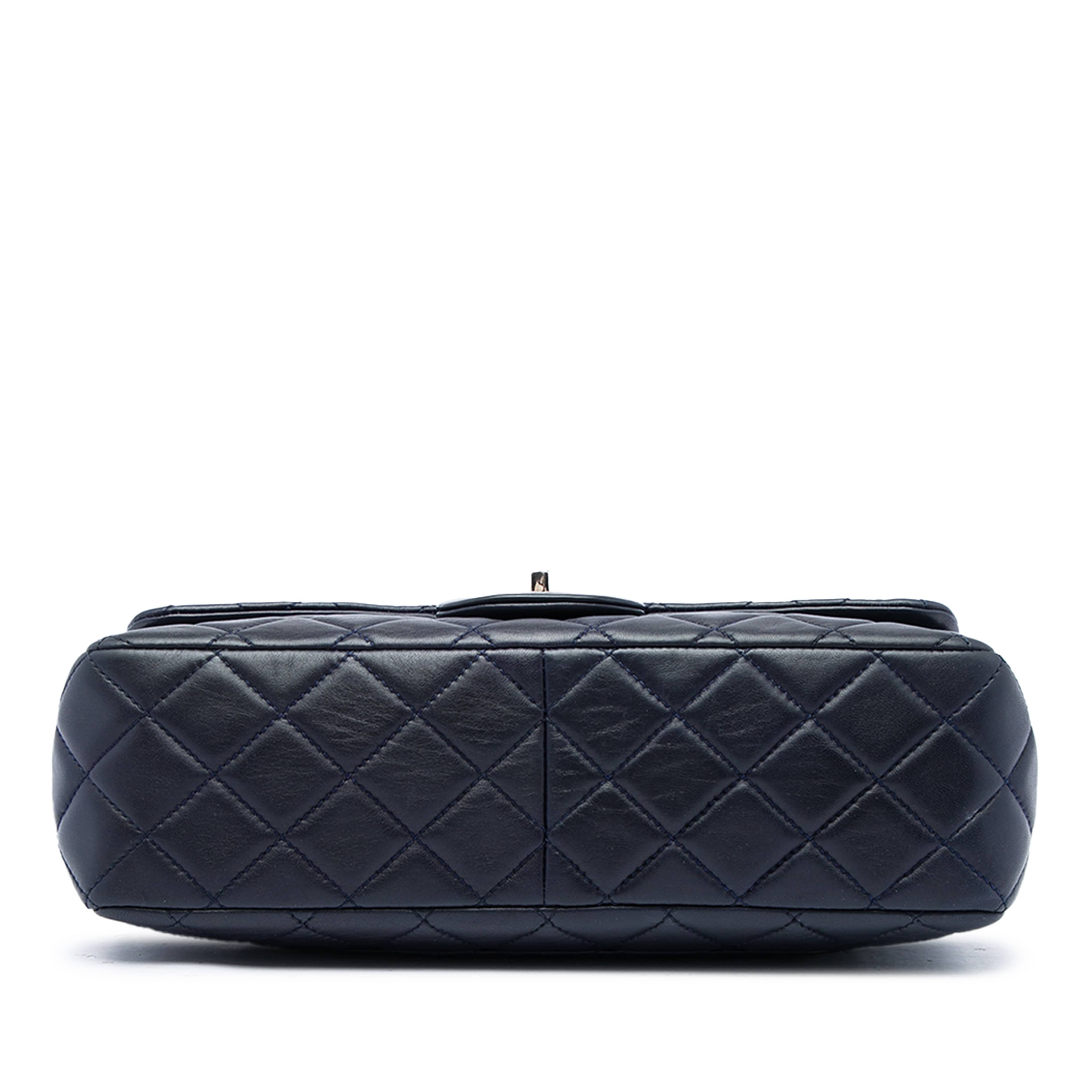 Chanel Jumbo Classic Lambskin Single Flap, från Luxclusif, i färgen blå. Klicka för att öppna bilden i stort format