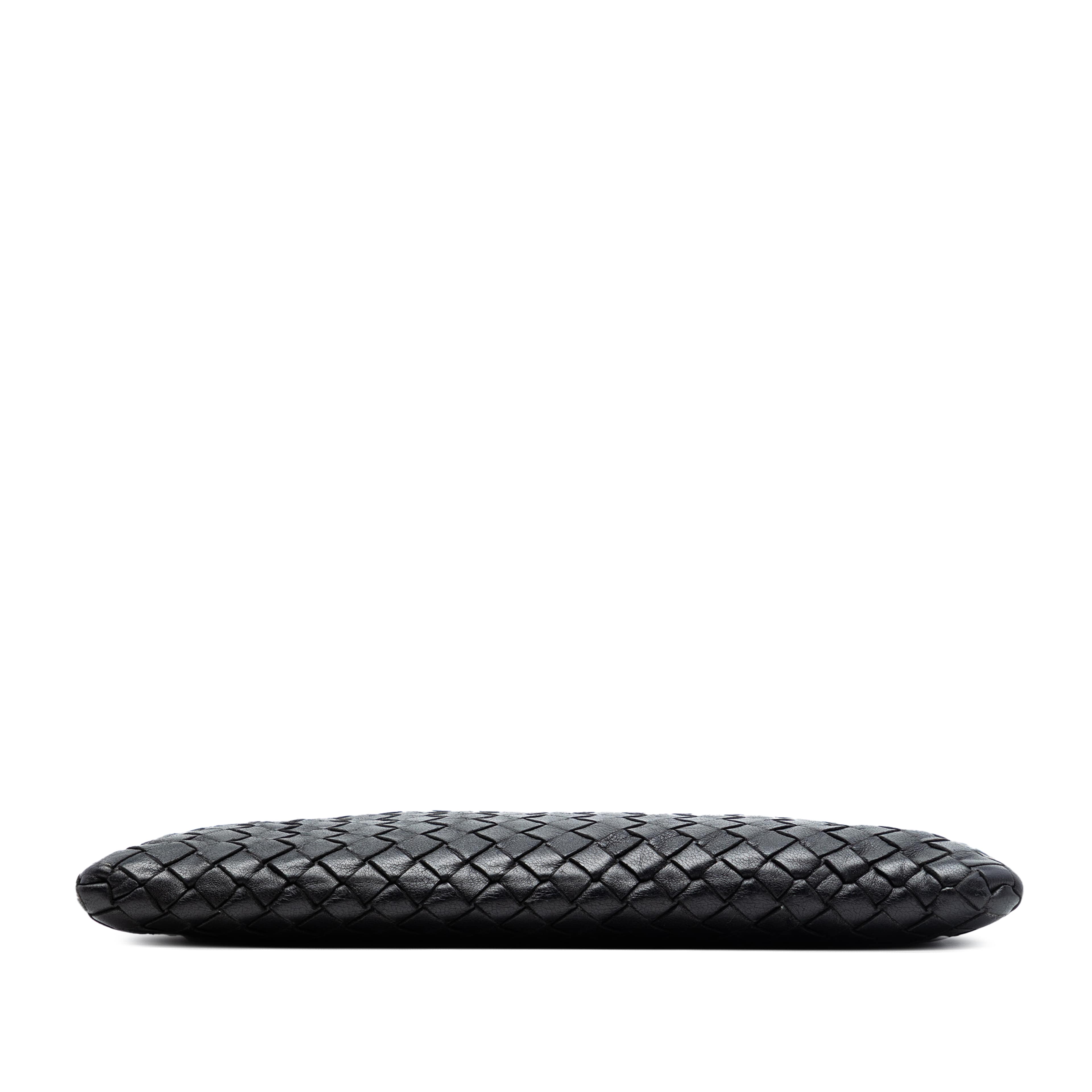 Bottega Veneta Nappa Intrecciato Zip Pouch, från Luxclusif, i färgen svart. Klicka för att öppna bilden i stort format