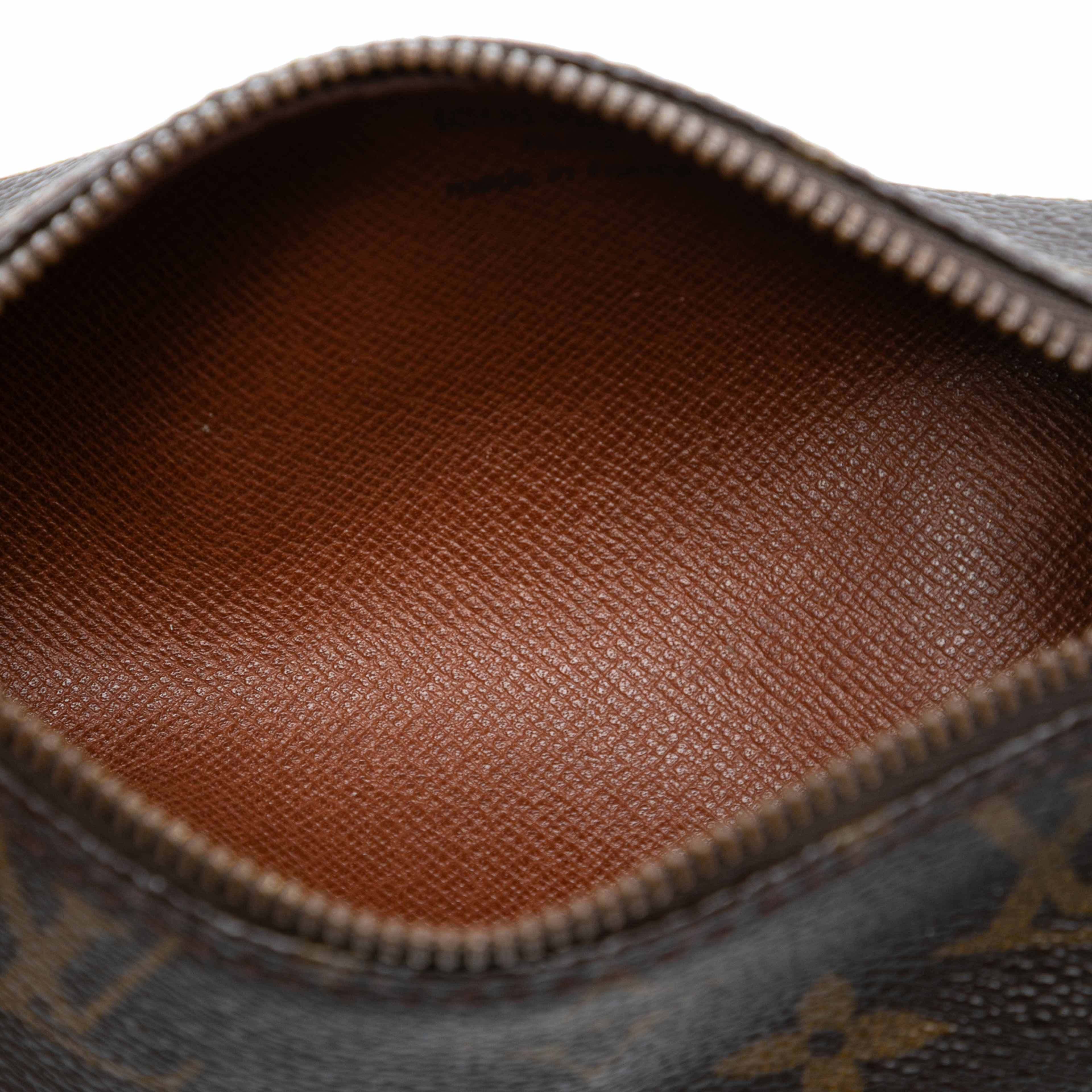 Louis Vuitton Monogram Papillon Pochette, från Luxclusif, i färgen brown. Klicka för att öppna bilden i stort format