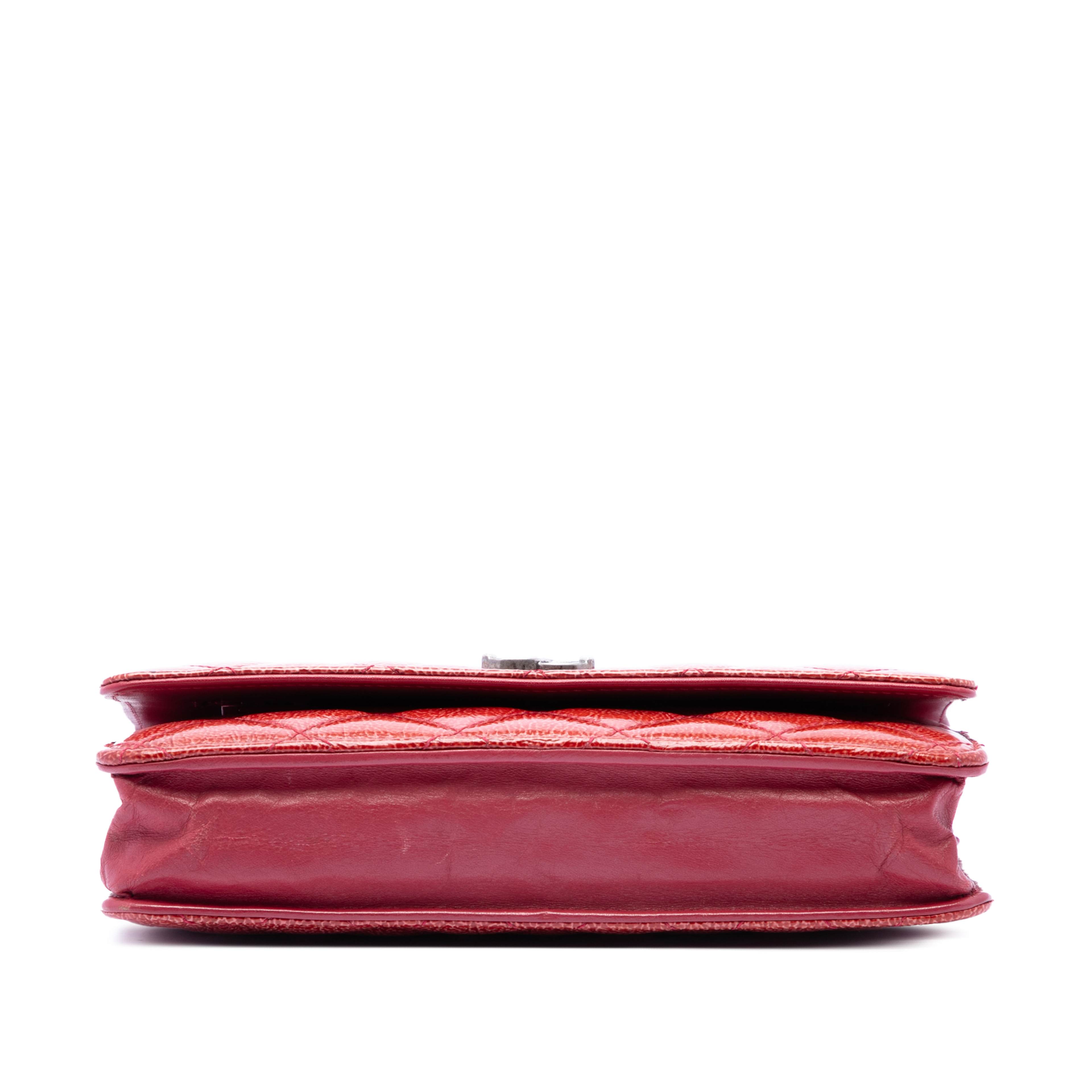 Chanel Paris Dallas Cc Quilted Patent Goatskin Wallet On Chain, från Luxclusif, i färgen red. Klicka för att öppna bilden i stort format