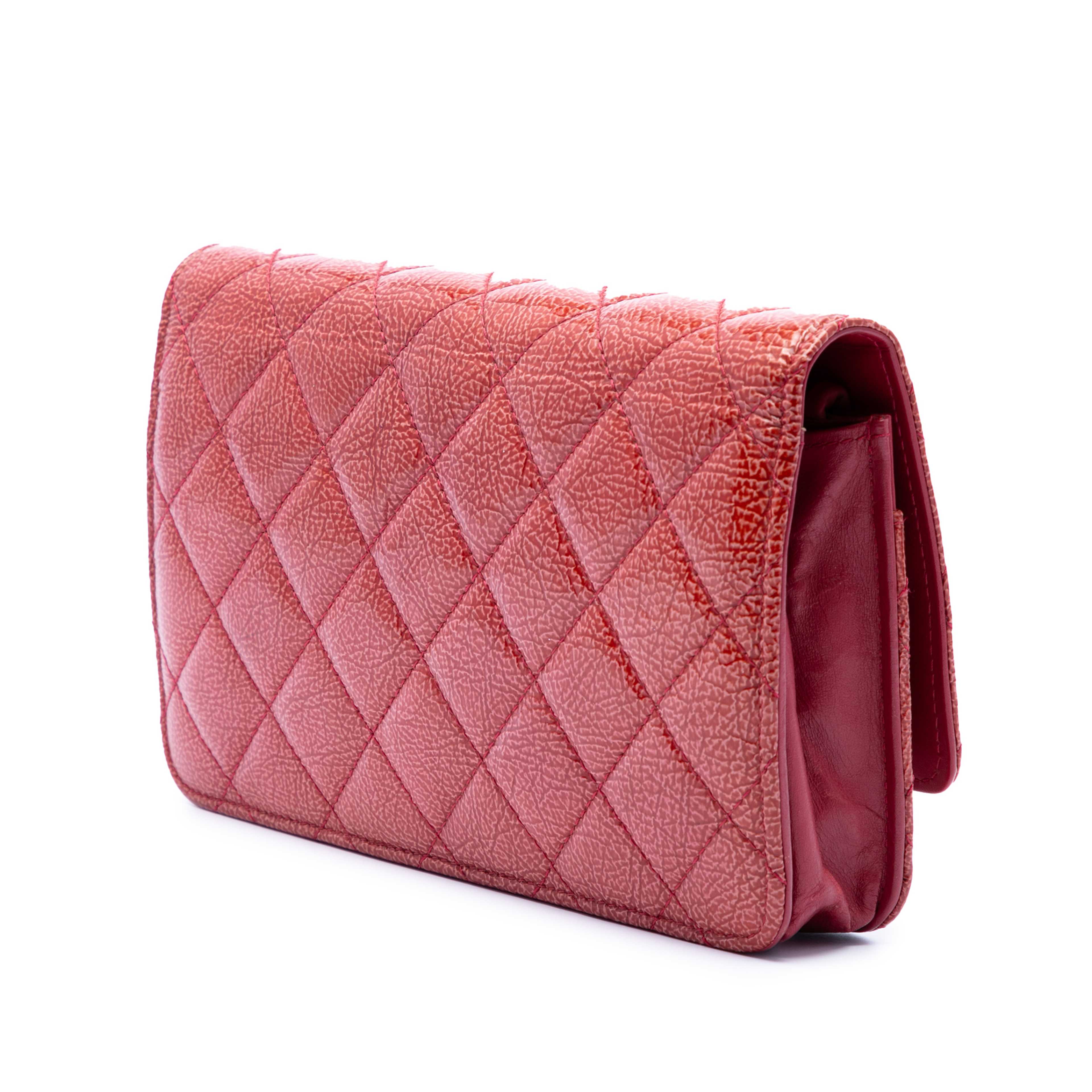 Chanel Paris Dallas Cc Quilted Patent Goatskin Wallet On Chain, från Luxclusif, i färgen röd. Klicka för att öppna bilden i stort format