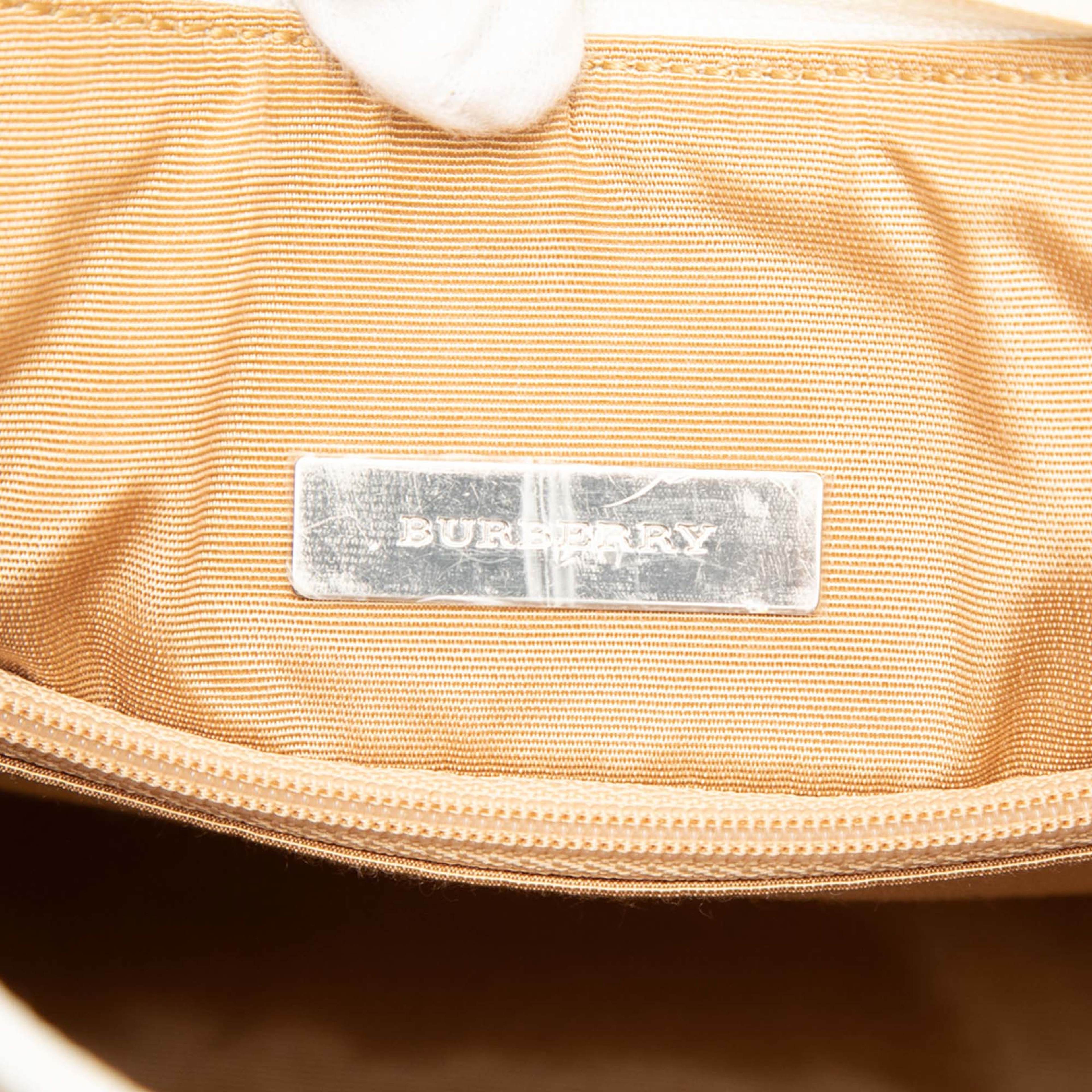 Burberry Nova Check Canvas Shoulder Bag, från Luxclusif, i färgen vit. Klicka för att öppna bilden i stort format
