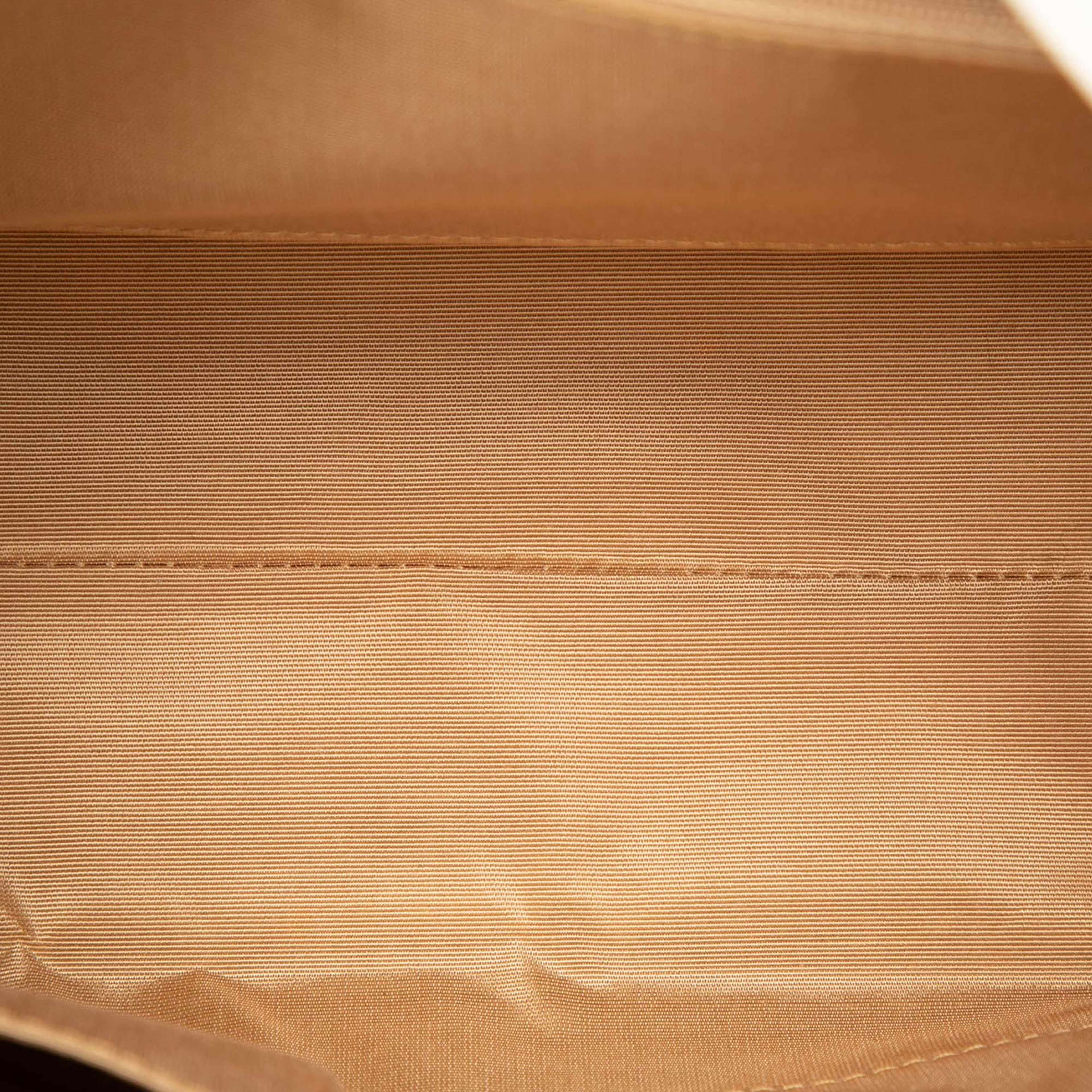 Burberry Nova Check Canvas Shoulder Bag, från Luxclusif, i färgen vit. Klicka för att öppna bilden i stort format