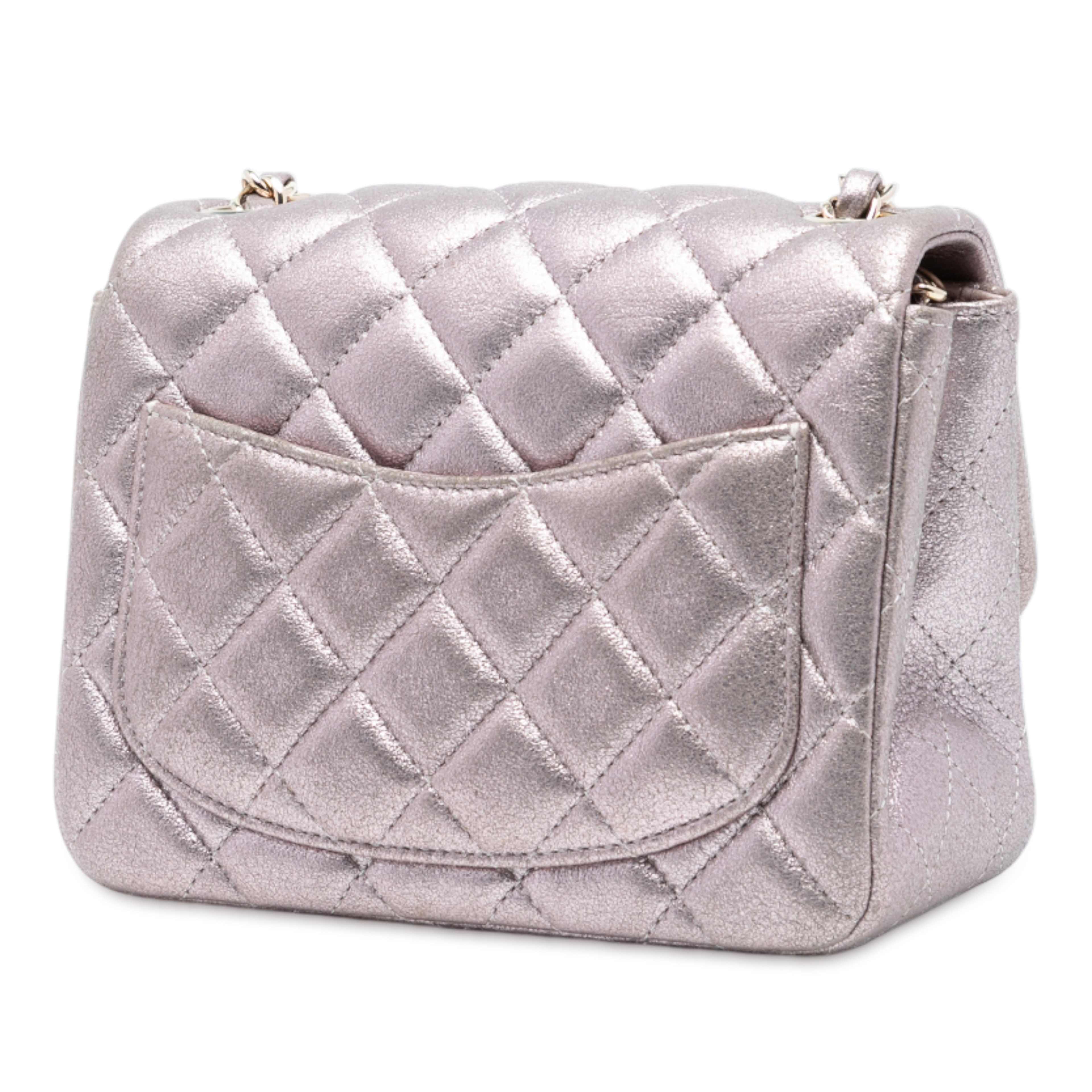 Chanel Mini Square Classic Iridescent Calfskin Single Flap, från Luxclusif, i färgen rose gold. Klicka för att öppna bilden i stort format