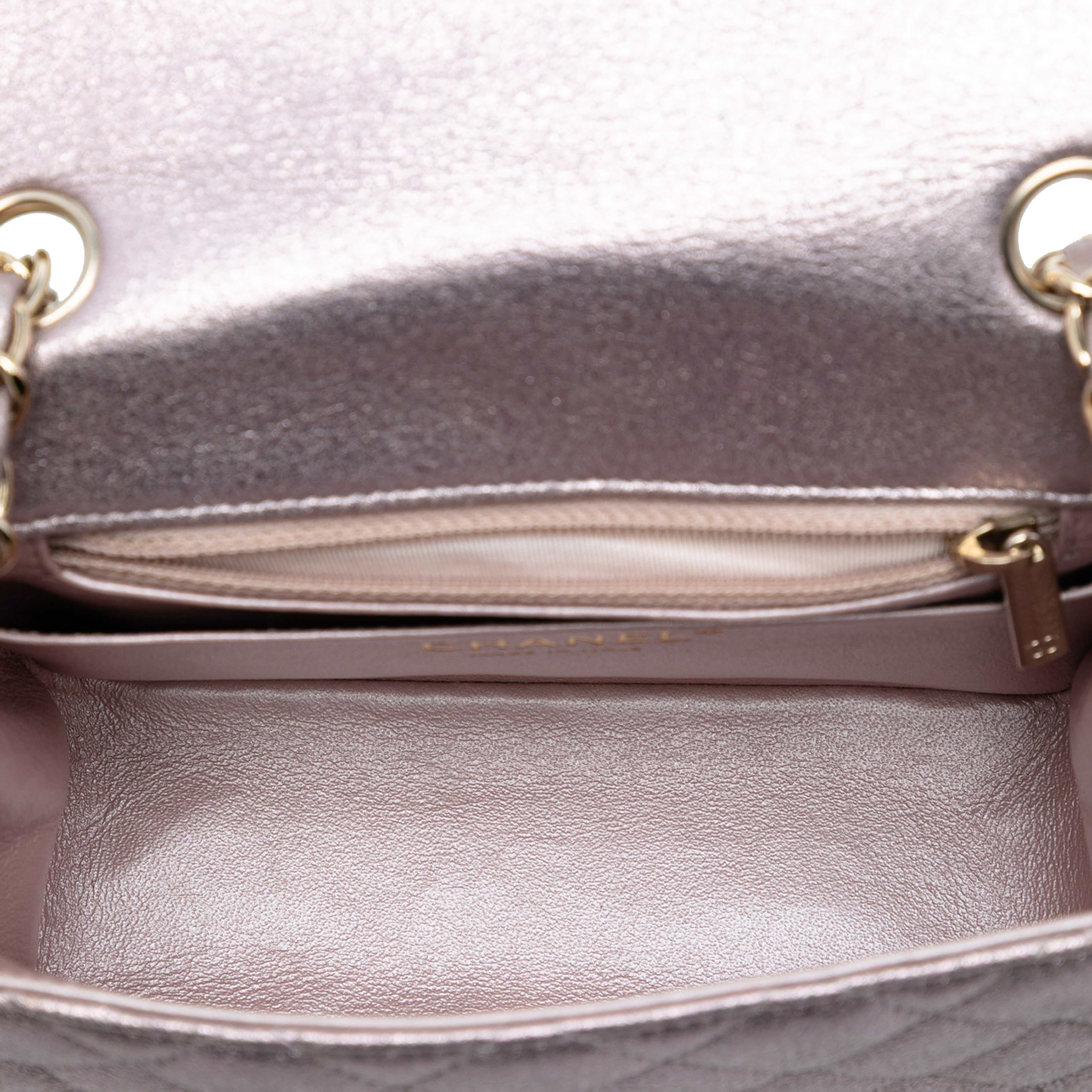 Chanel Mini Square Classic Iridescent Calfskin Single Flap, från Luxclusif, i färgen rose gold. Klicka för att öppna bilden i stort format