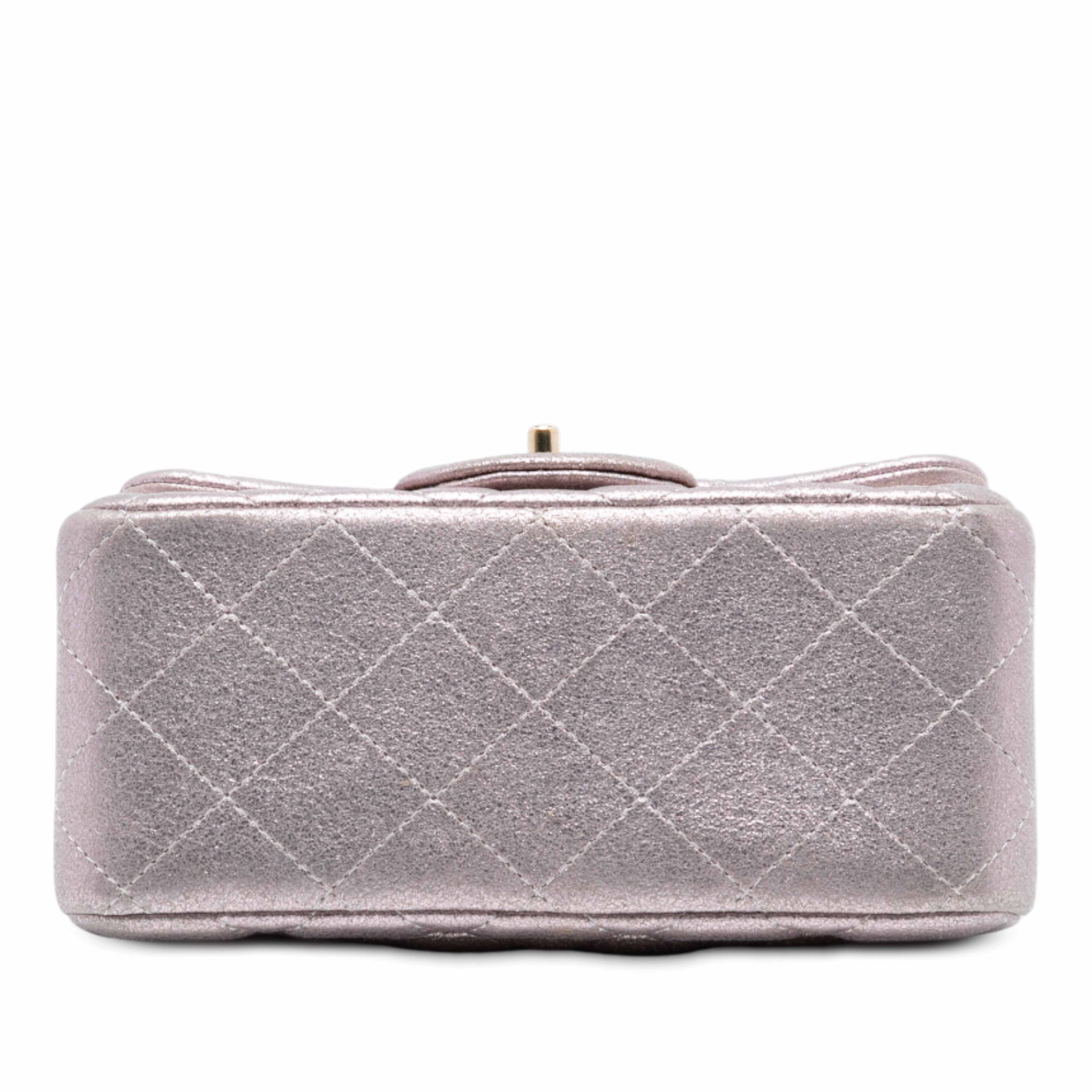 Chanel Mini Square Classic Iridescent Calfskin Single Flap, från Luxclusif, i färgen rose gold. Klicka för att öppna bilden i stort format