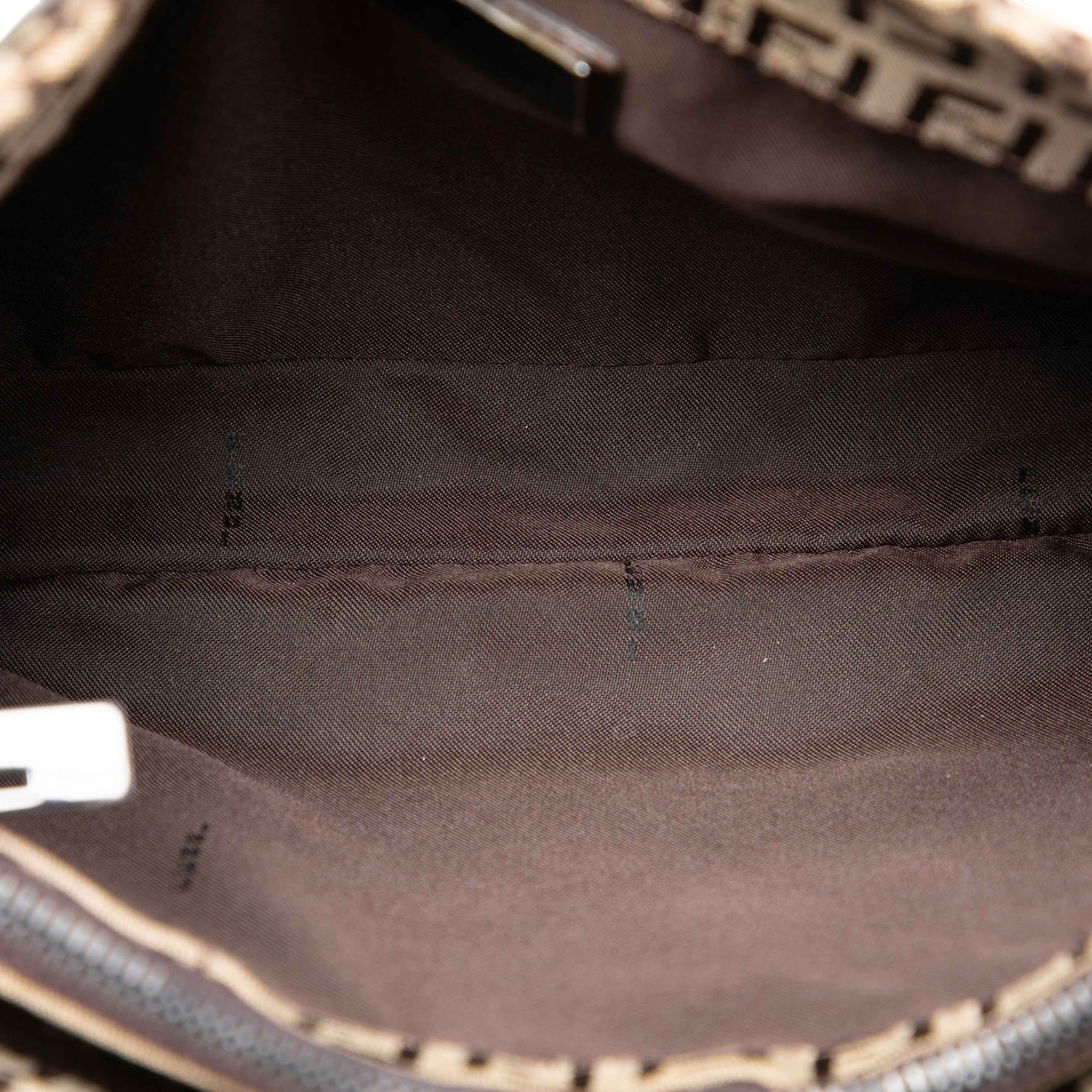 Fendi Zucchino Canvas Shoulder Bag, från Luxclusif, i färgen beige. Klicka för att öppna bilden i stort format