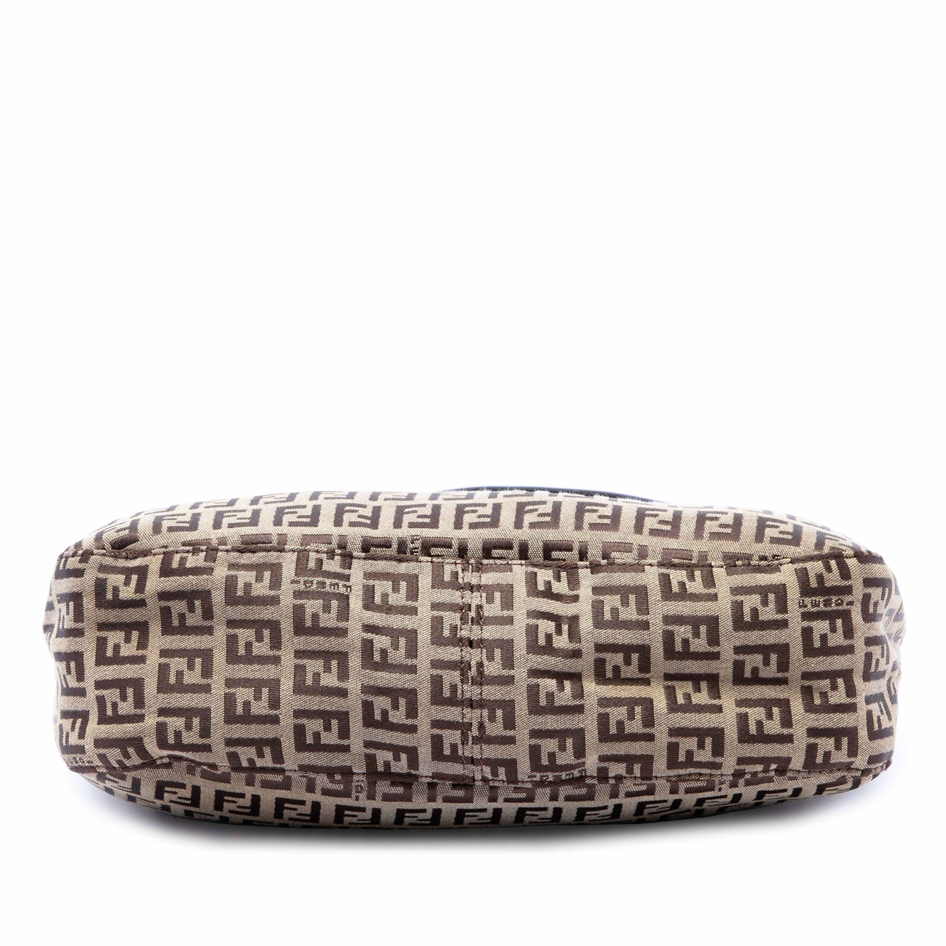 Fendi Zucchino Canvas Shoulder Bag, från Luxclusif, i färgen beige. Klicka för att öppna bilden i stort format