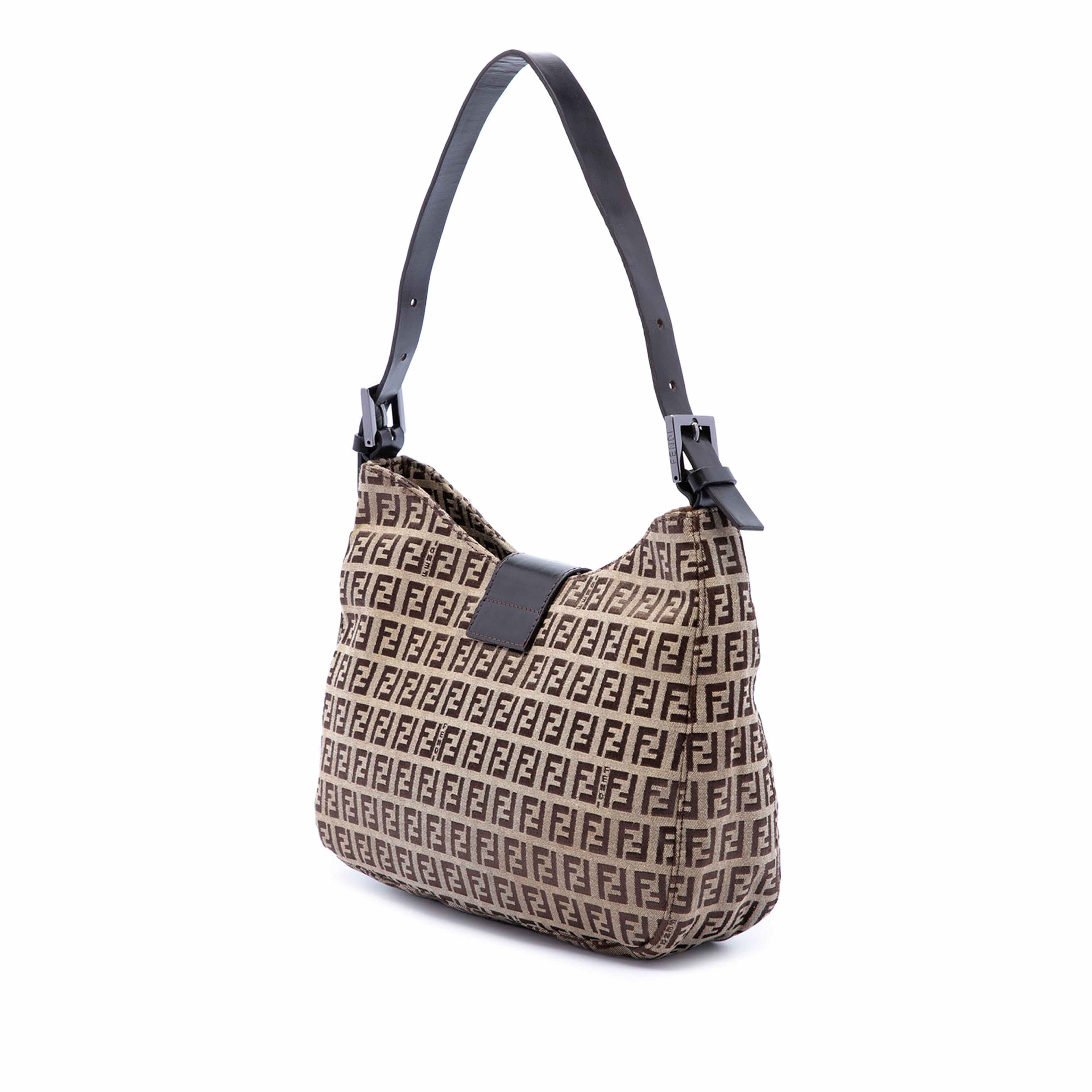 Fendi Zucchino Canvas Shoulder Bag, från Luxclusif, i färgen beige. Klicka för att öppna bilden i stort format