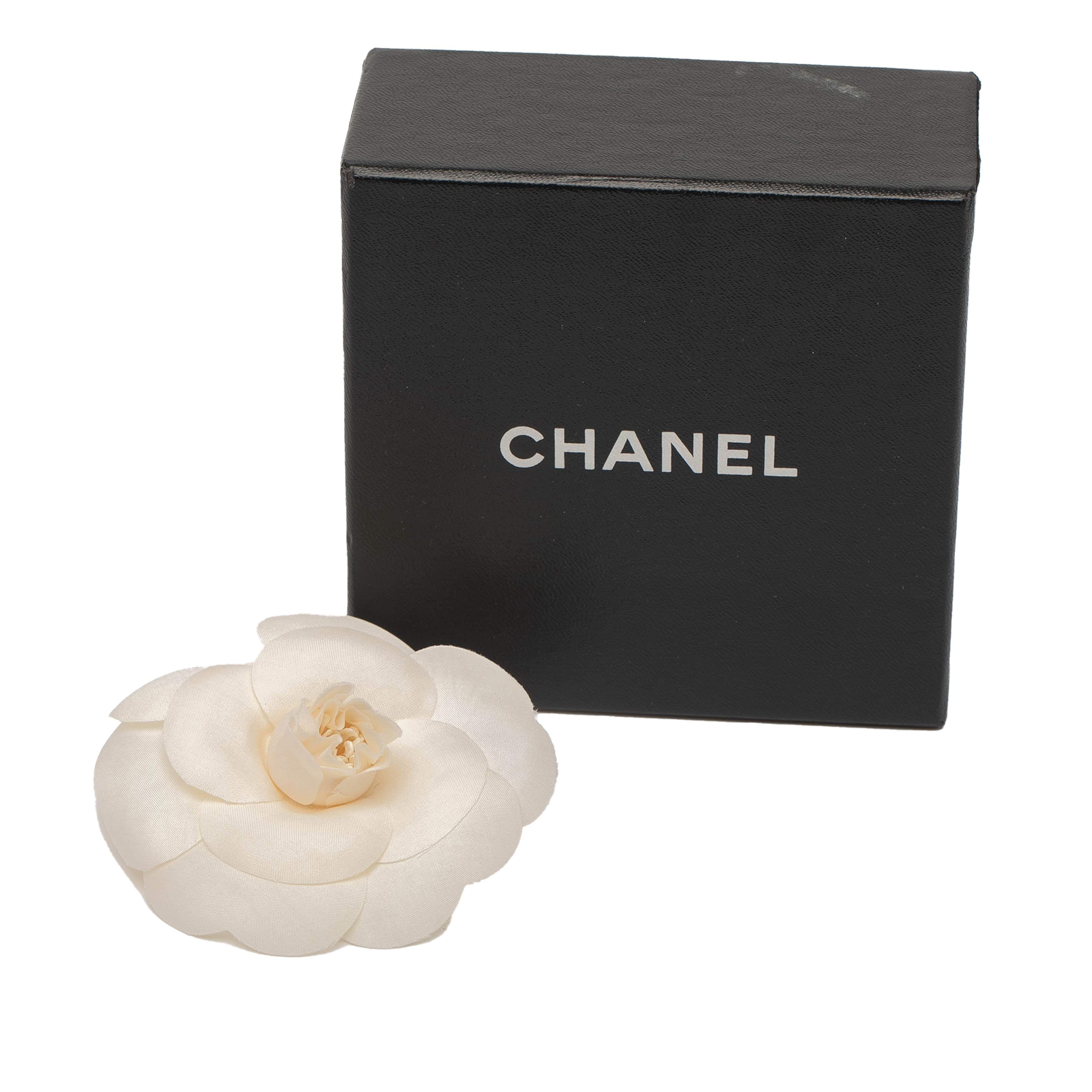 Chanel Canvas Camellia Brooch, från Luxclusif, i färgen white. Klicka för att öppna bilden i stort format