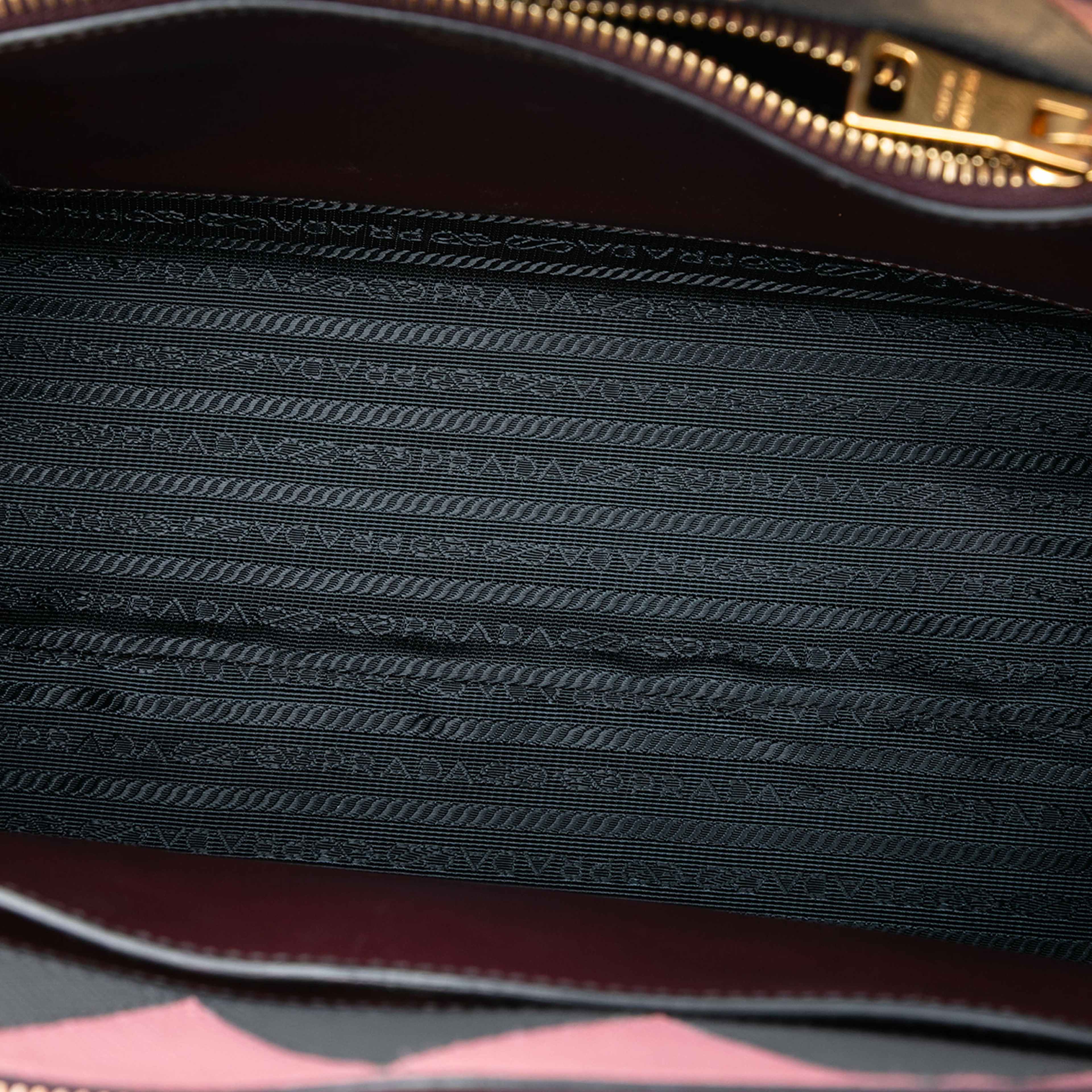 Prada Saffiano Greche Paradigme Bag, från Luxclusif, i färgen burgundy. Klicka för att öppna bilden i stort format