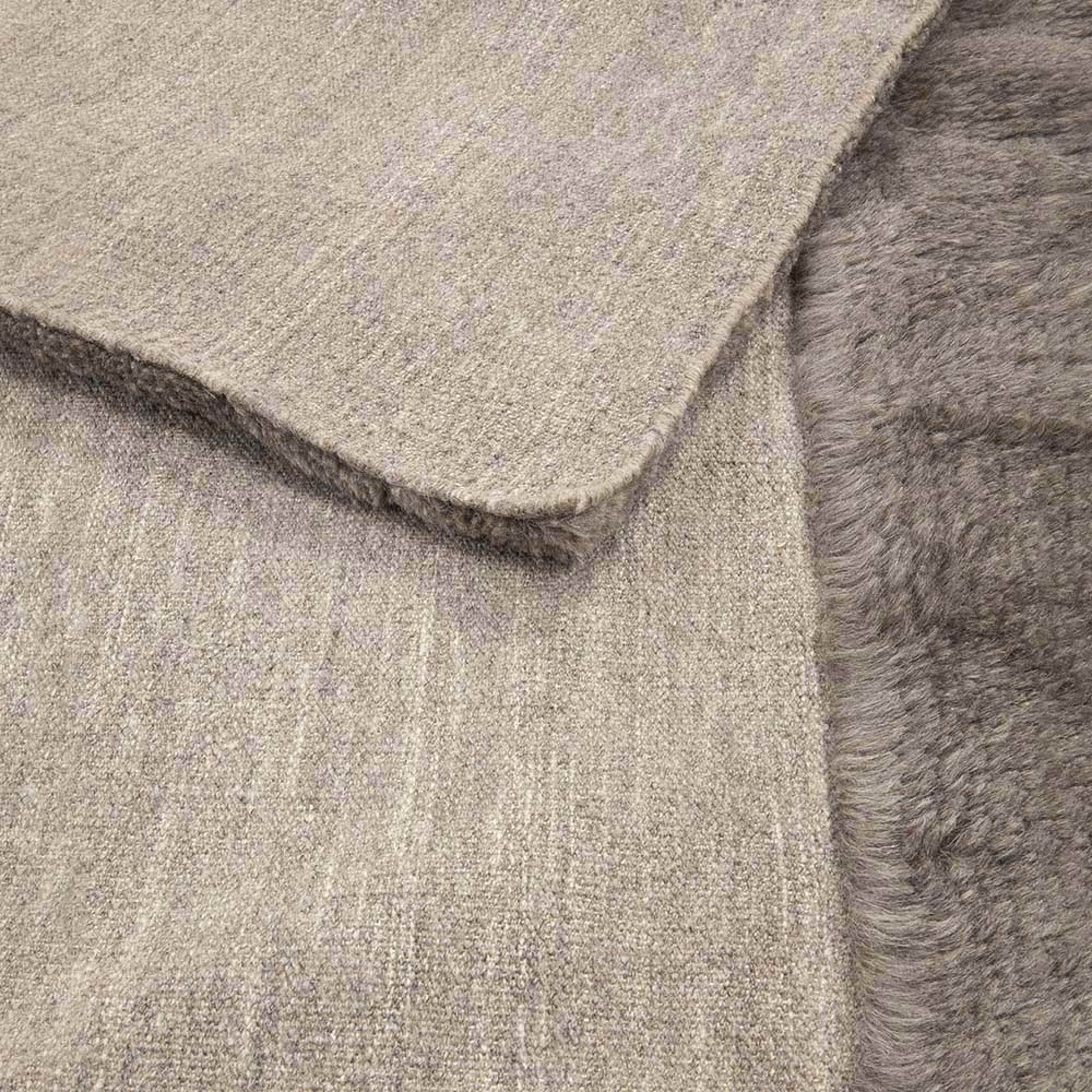Gelene 200x300cm, från Bargi, i färgen grey. Klicka för att öppna bilden i stort format