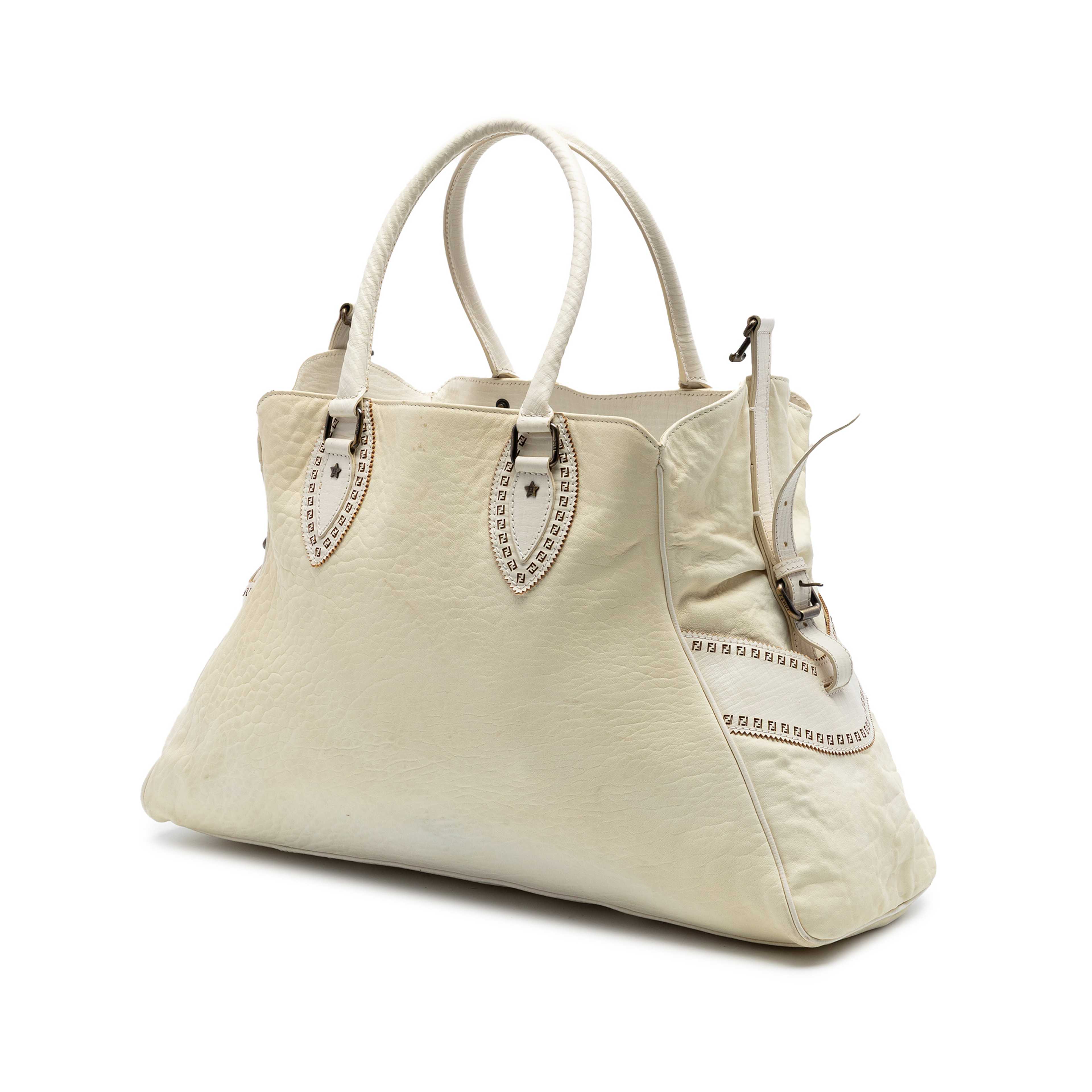 Fendi Large Leather Etniko Du Jour Handbag, från Luxclusif, i färgen vit. Klicka för att öppna bilden i stort format