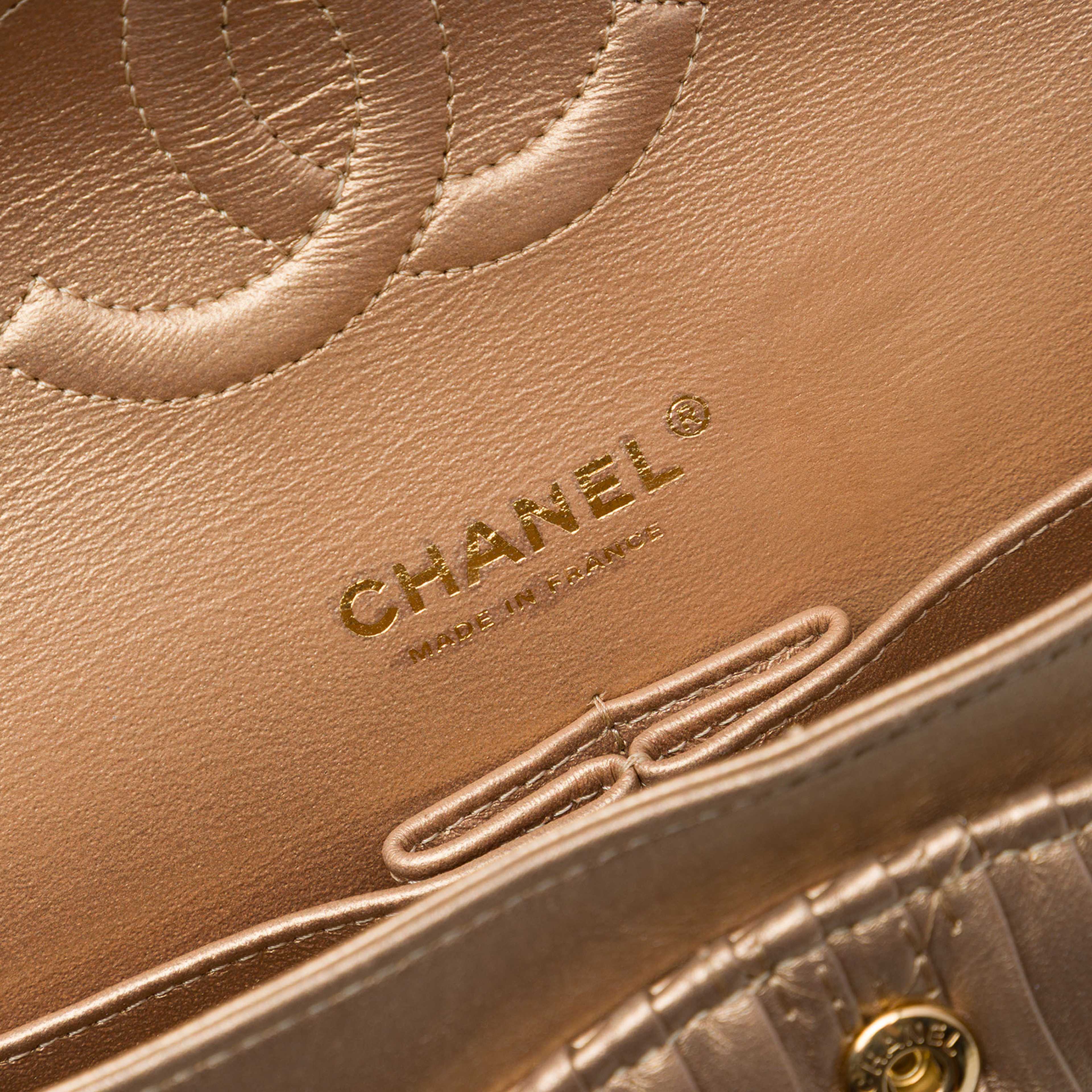 Chanel Medium Classic Chevron Calfskin Pleated Double Flap, från Luxclusif, i färgen brun. Klicka för att öppna bilden i stort format