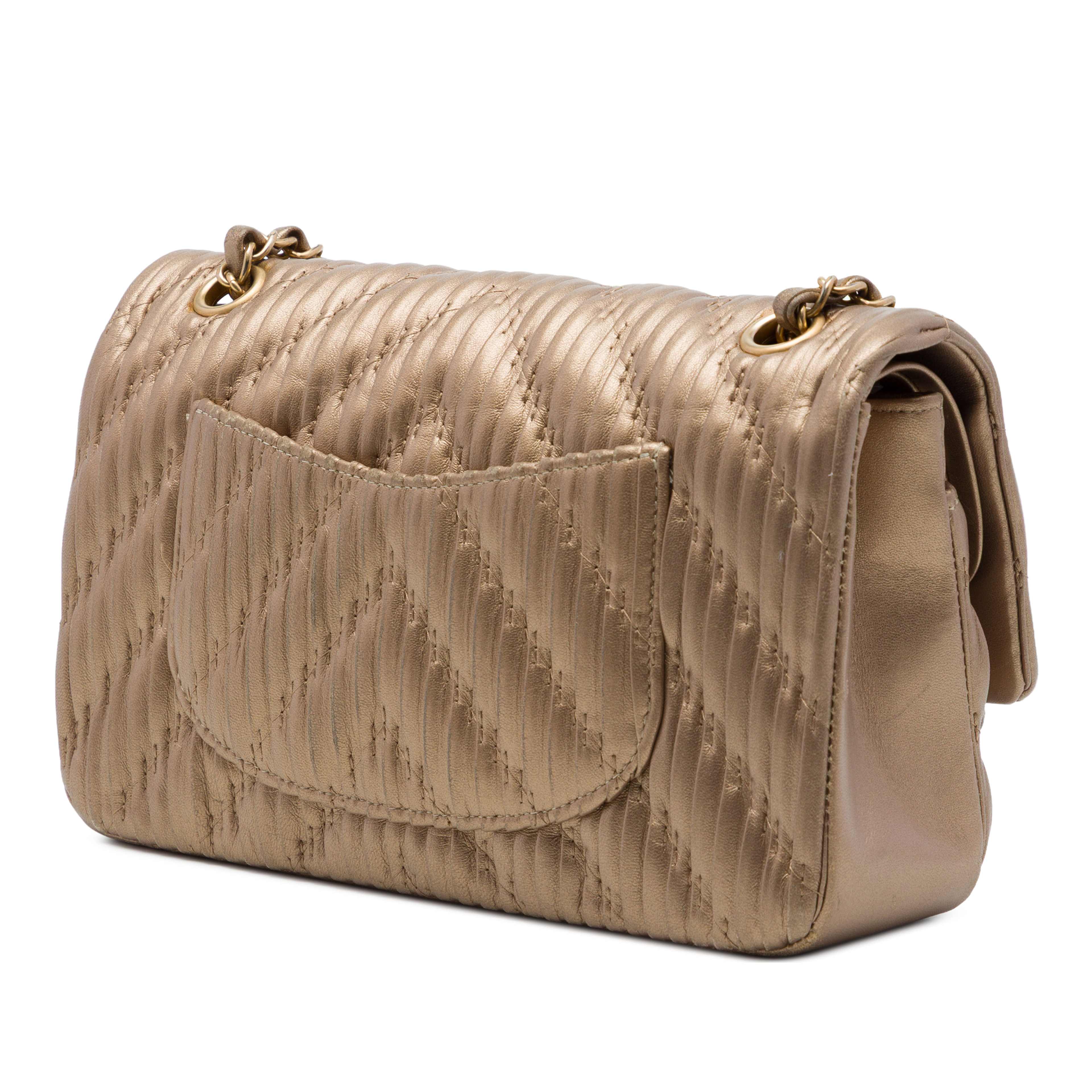 Chanel Medium Classic Chevron Calfskin Pleated Double Flap, från Luxclusif, i färgen brun. Klicka för att öppna bilden i stort format