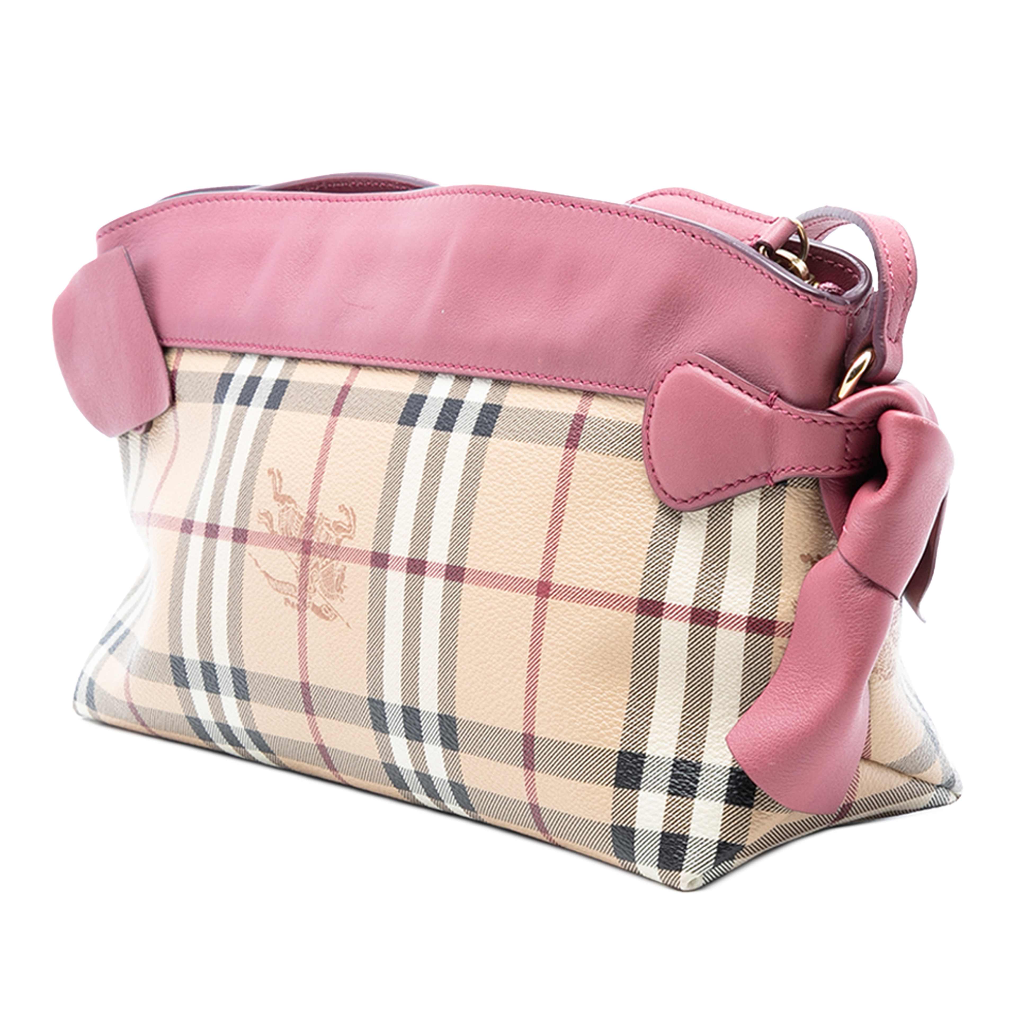 Burberry Haymarket Check Coated Canvas Bow Tie Crossbody, från Luxclusif, i färgen beige. Klicka för att öppna bilden i stort format