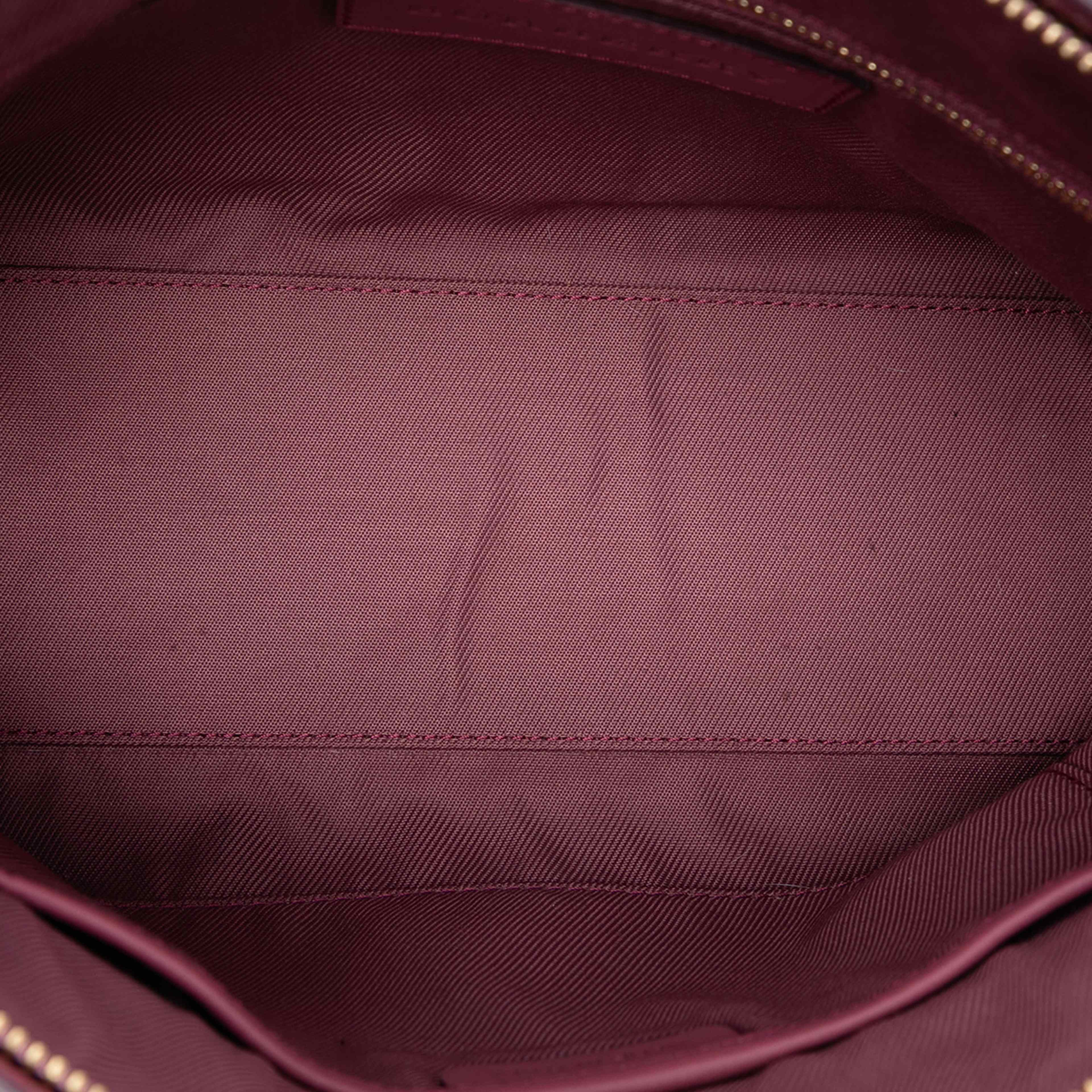 Burberry Haymarket Check Coated Canvas Bow Tie Crossbody, från Luxclusif, i färgen beige. Klicka för att öppna bilden i stort format