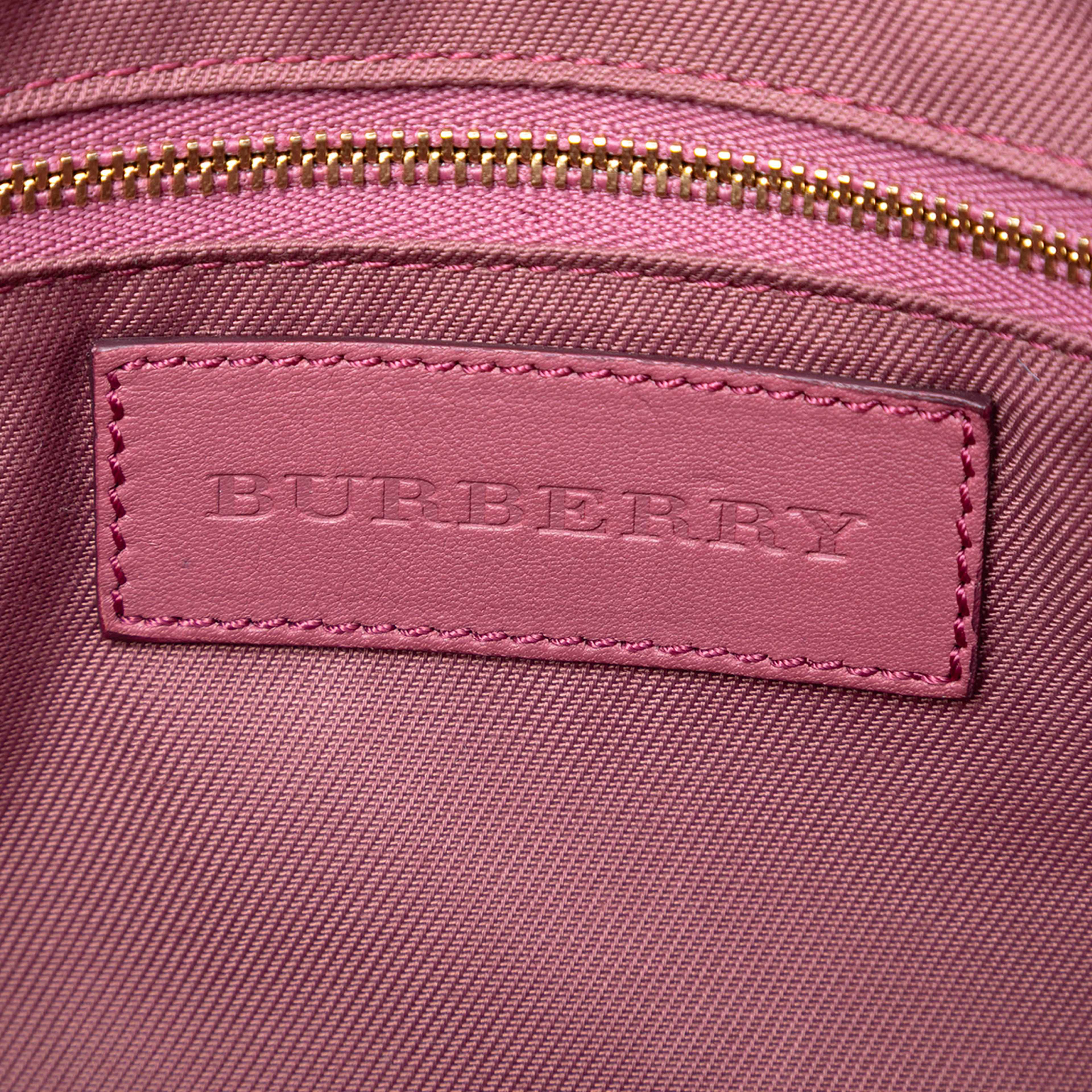 Burberry Haymarket Check Coated Canvas Bow Tie Crossbody, från Luxclusif, i färgen beige. Klicka för att öppna bilden i stort format