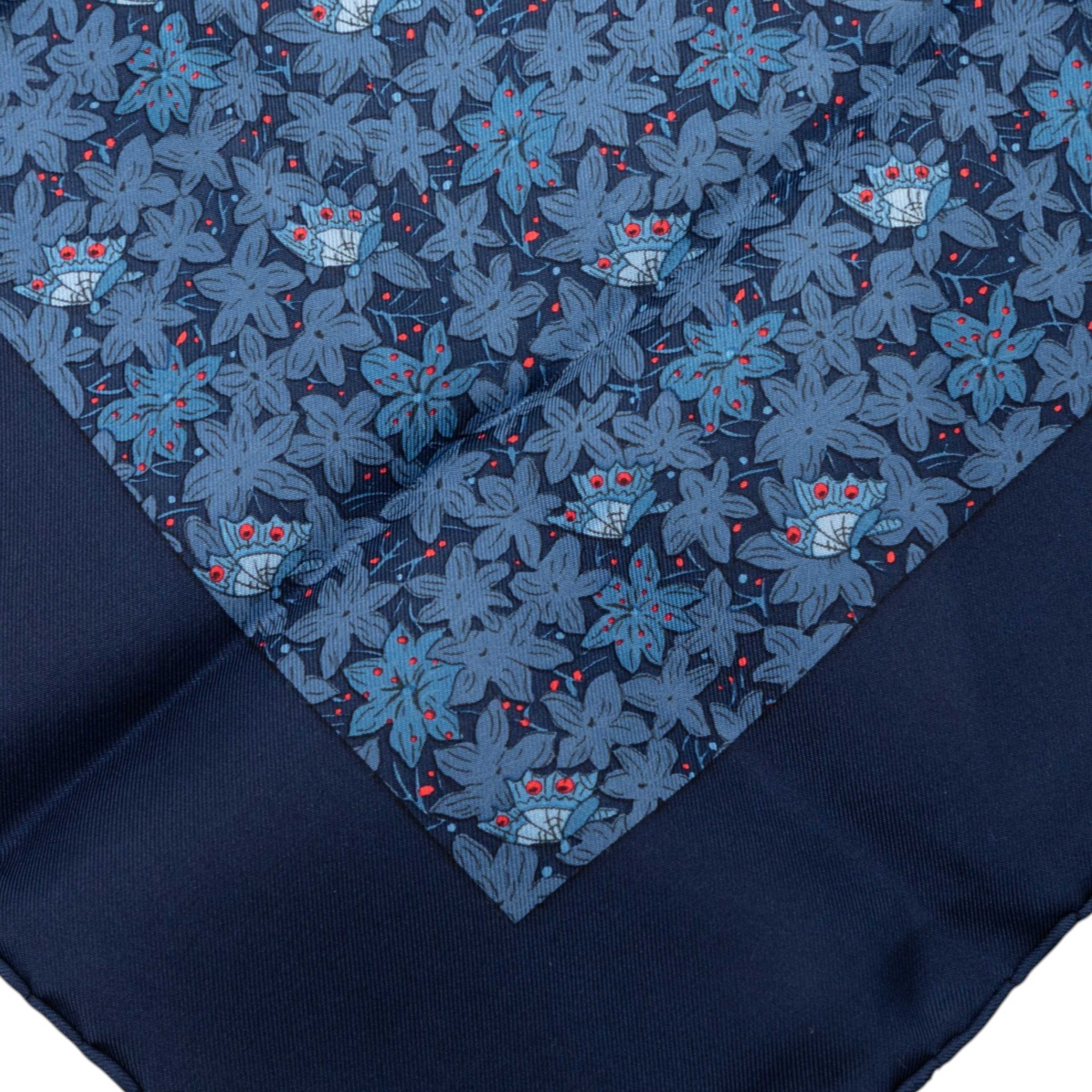 Hermès Flower And Butterfly Silk Scarf 90, från Luxclusif, i färgen blå. Klicka för att öppna bilden i stort format