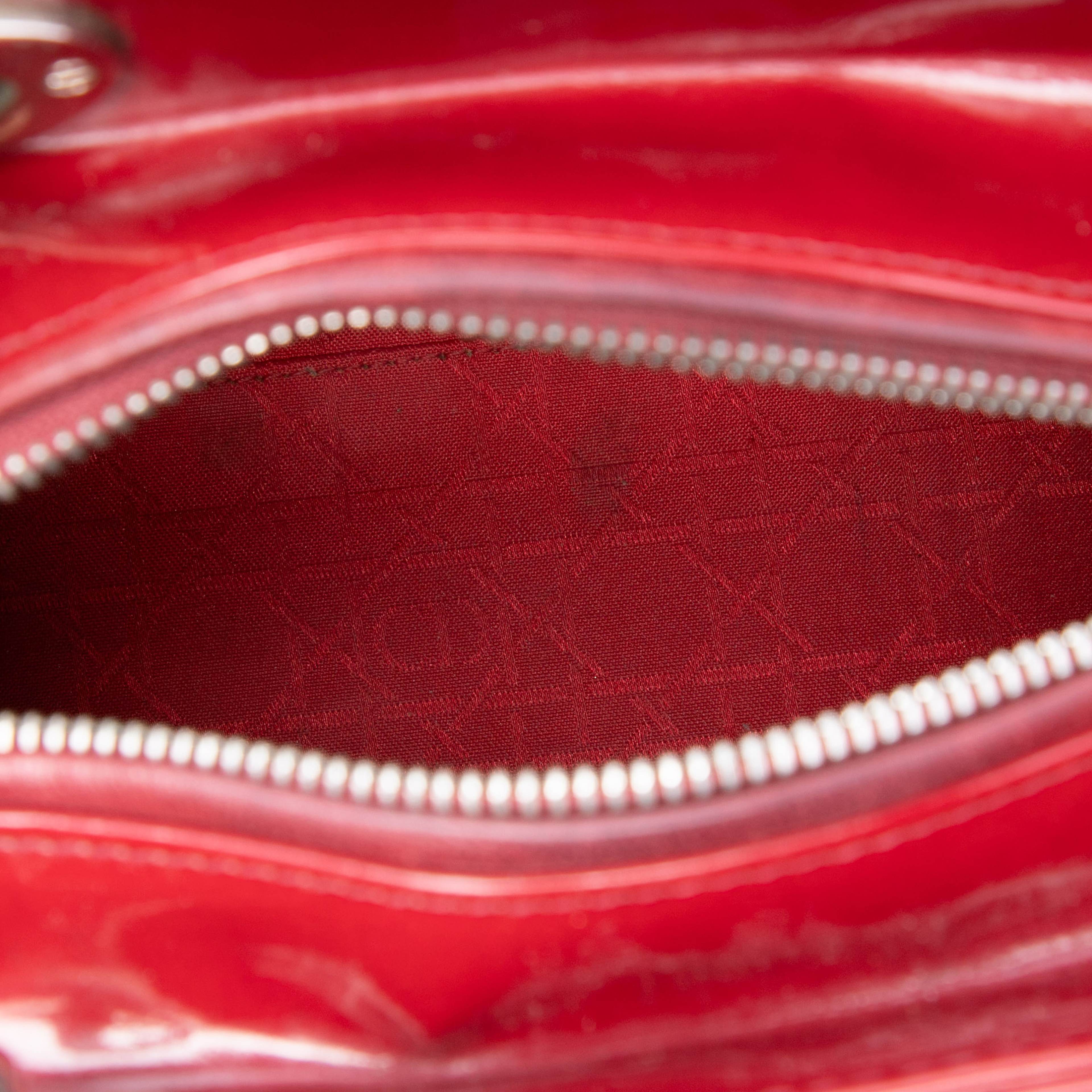 Dior Medium Patent Cannage Lady Dior, från Luxclusif, i färgen dark red. Klicka för att öppna bilden i stort format