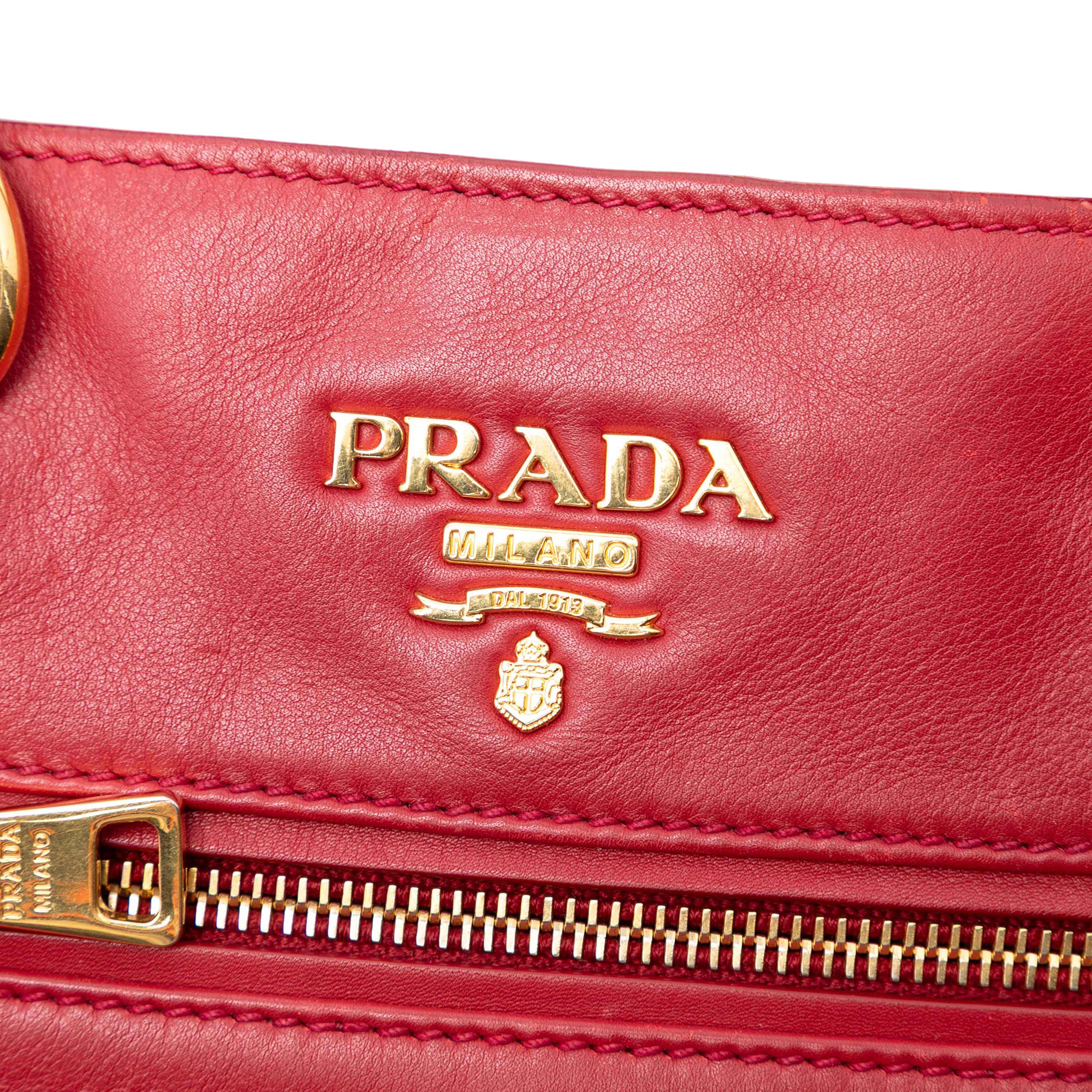 Prada Vitello Daino Open Convertible Tote, från Luxclusif, i färgen red. Klicka för att öppna bilden i stort format
