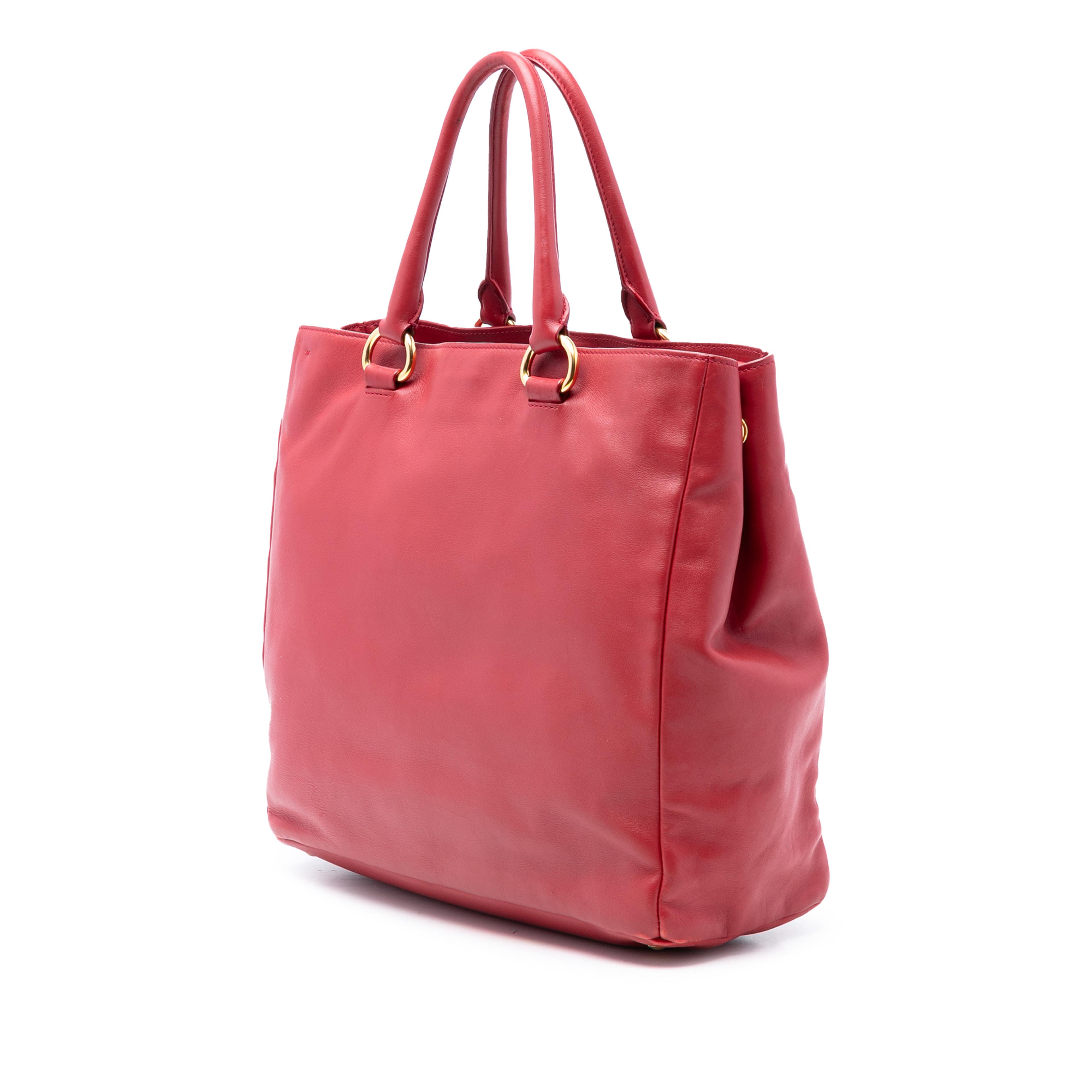 Prada Vitello Daino Open Convertible Tote, från Luxclusif, i färgen röd. Klicka för att öppna bilden i stort format