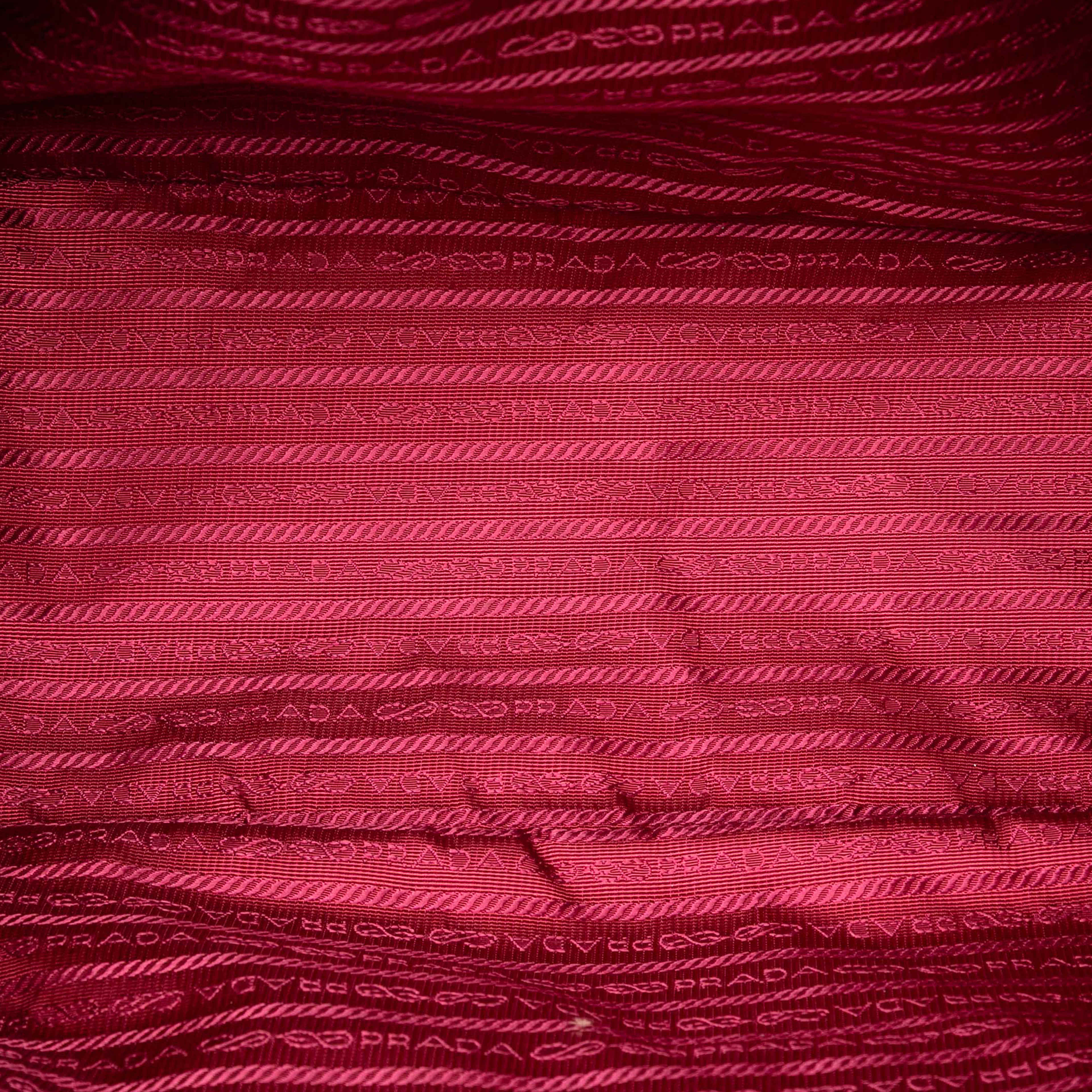 Prada Vitello Daino Open Convertible Tote, från Luxclusif, i färgen red. Klicka för att öppna bilden i stort format