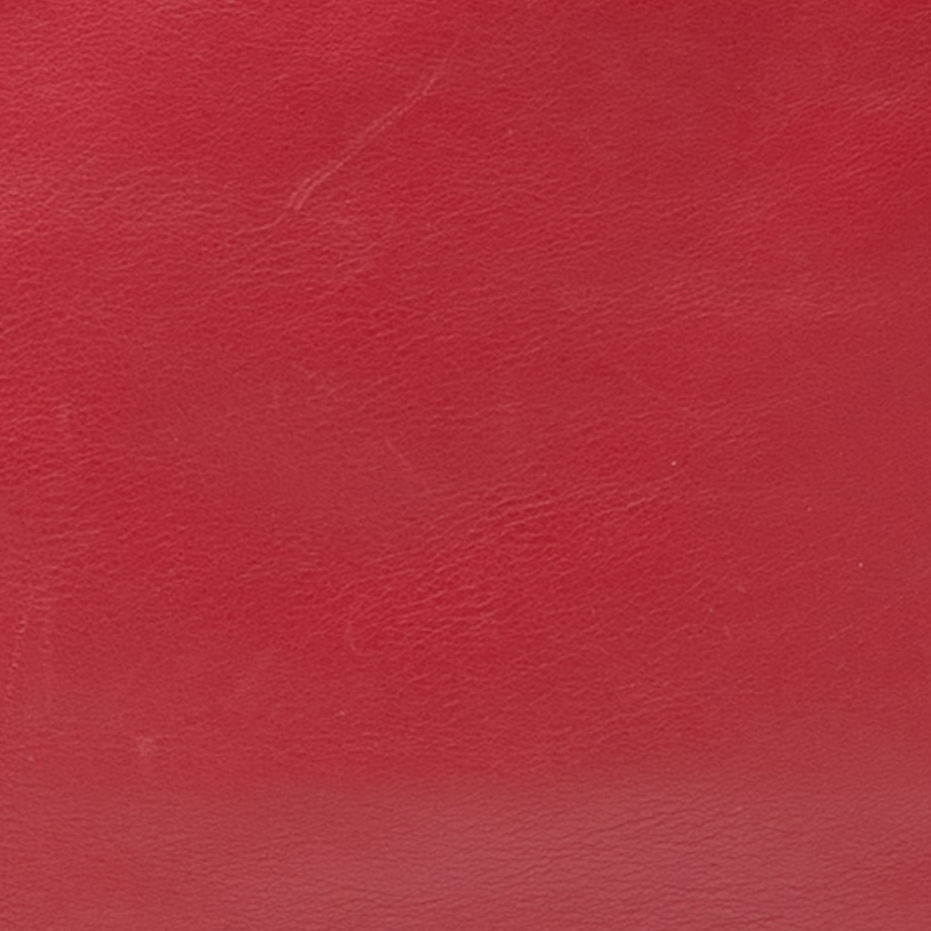 Prada Vitello Daino Open Convertible Tote, från Luxclusif, i färgen röd. Klicka för att öppna bilden i stort format