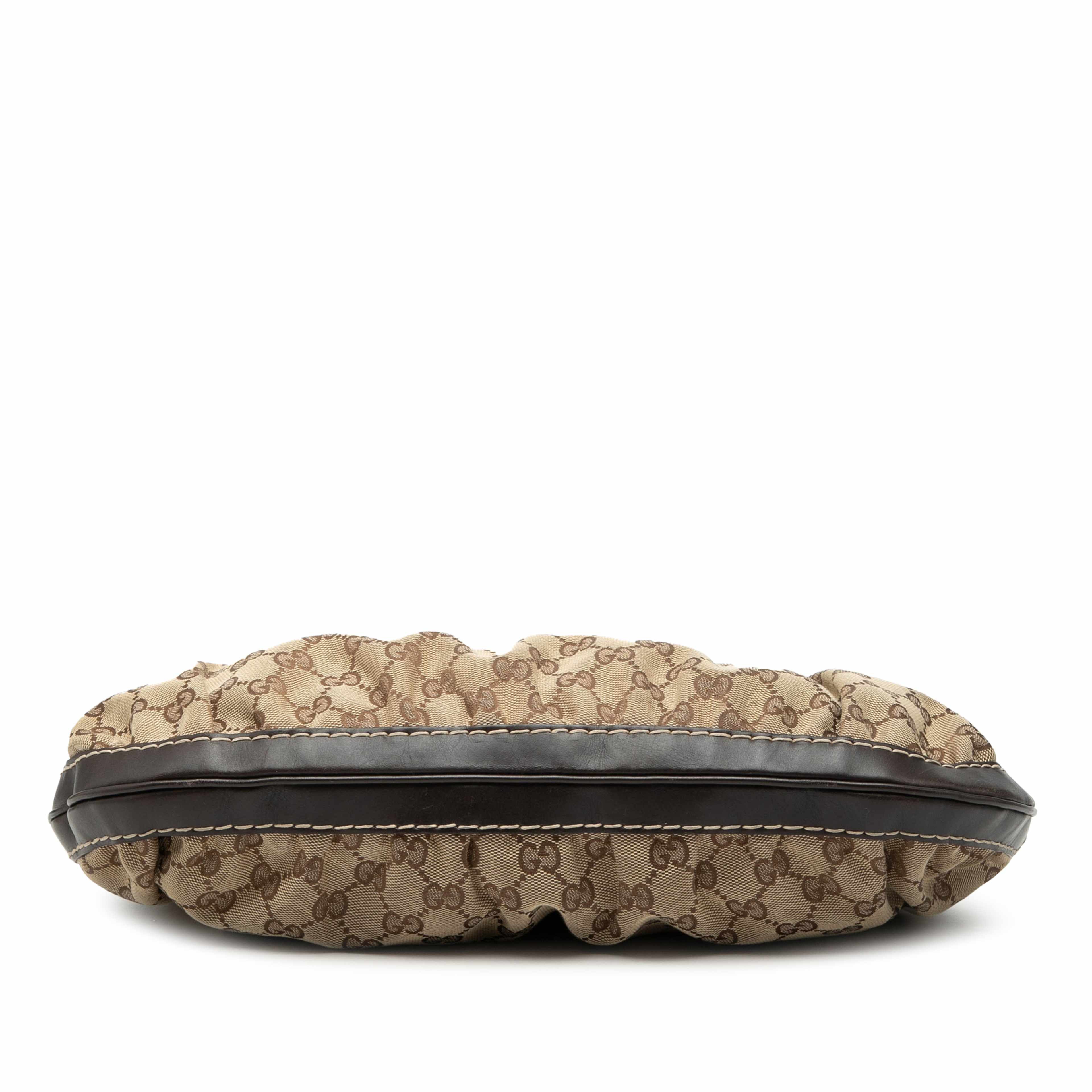 Gucci Gg Canvas Dialux Queen Hobo, från Luxclusif, i färgen beige. Klicka för att öppna bilden i stort format