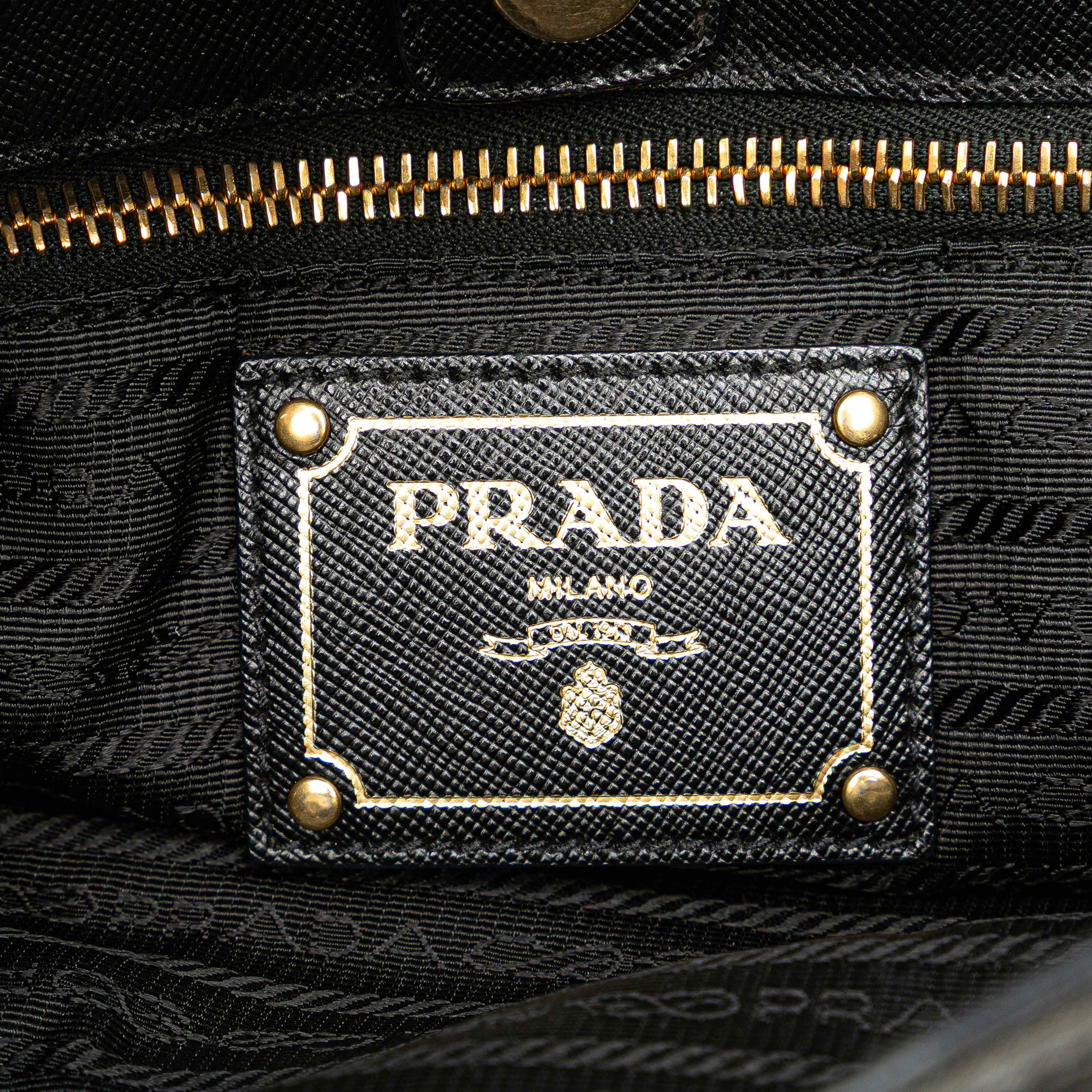 Prada Saffiano Trimmed Tessuto Snap Crossbody, från Luxclusif, i färgen black. Klicka för att öppna bilden i stort format