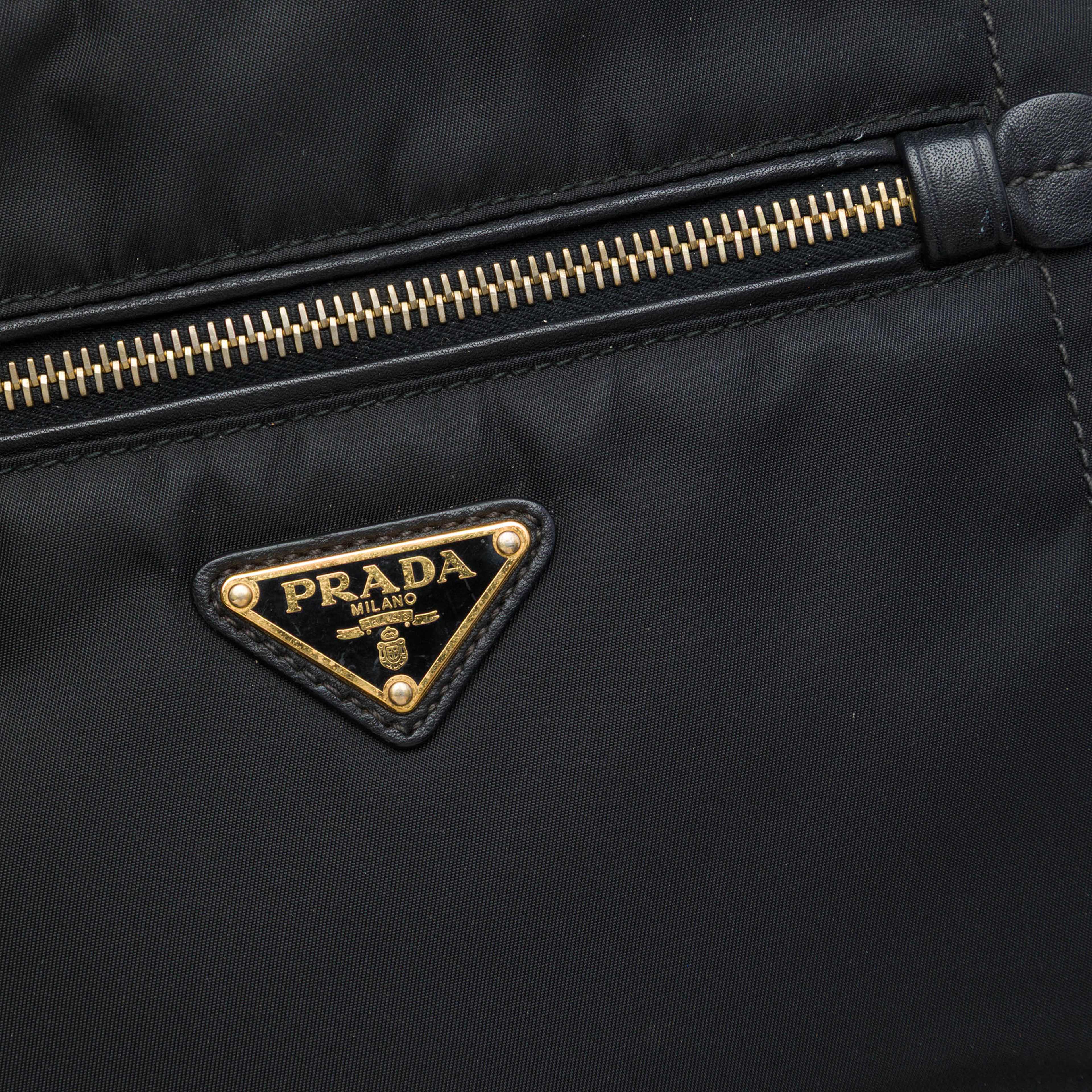 Prada Tessuto Tote, från Luxclusif, i färgen svart. Klicka för att öppna bilden i stort format