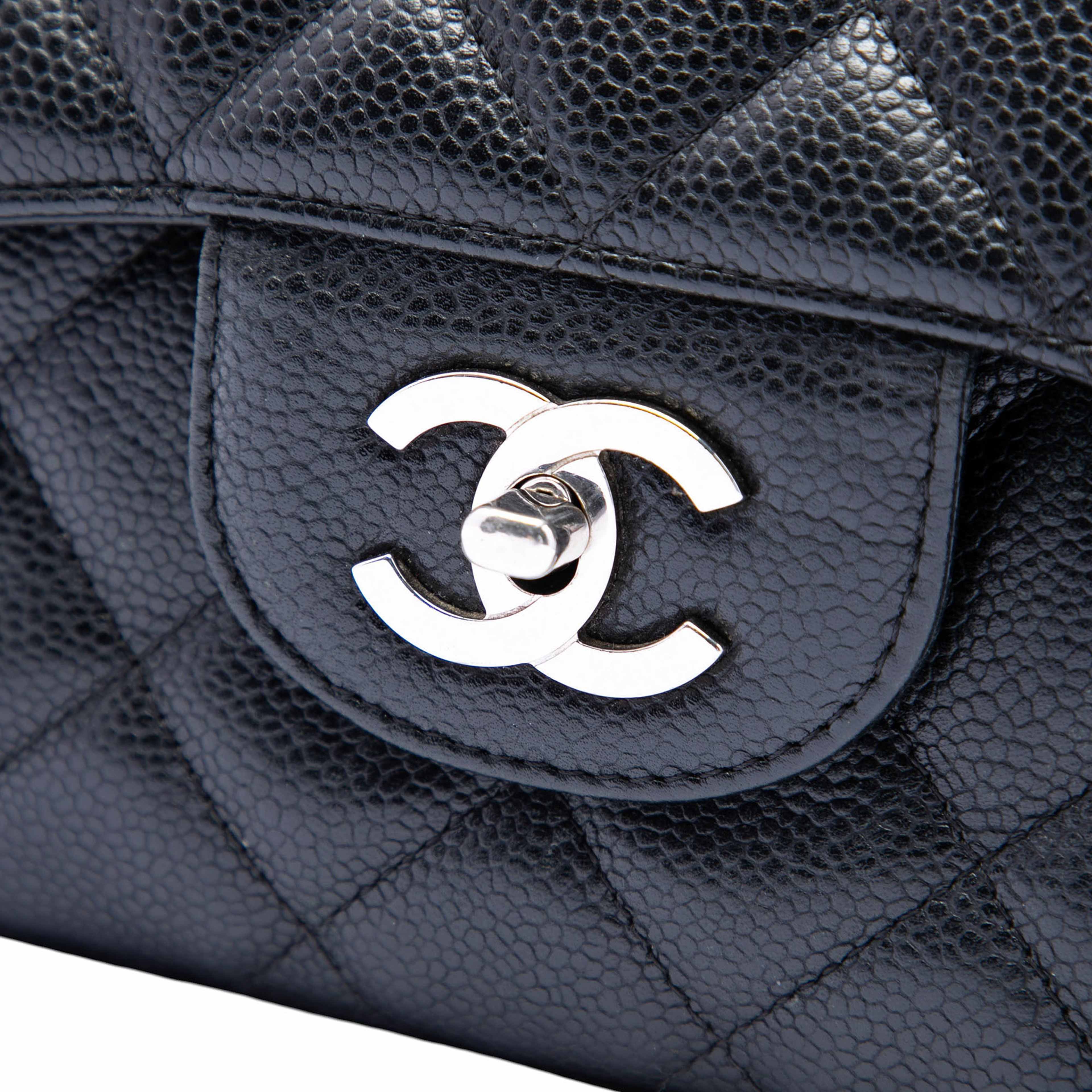 Chanel Jumbo Classic Caviar Single Flap, från Luxclusif, i färgen black. Klicka för att öppna bilden i stort format