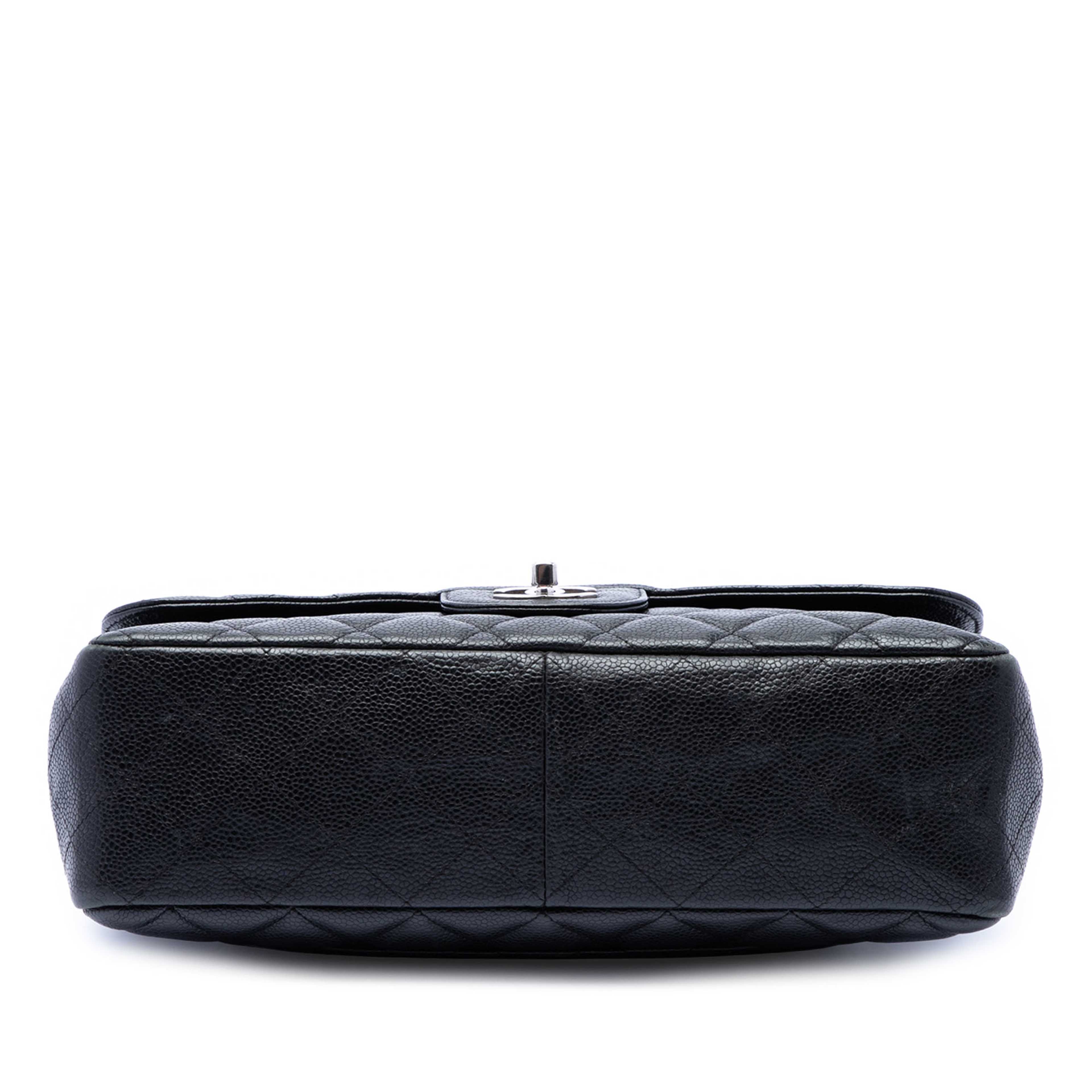 Chanel Jumbo Classic Caviar Single Flap, från Luxclusif, i färgen svart. Klicka för att öppna bilden i stort format