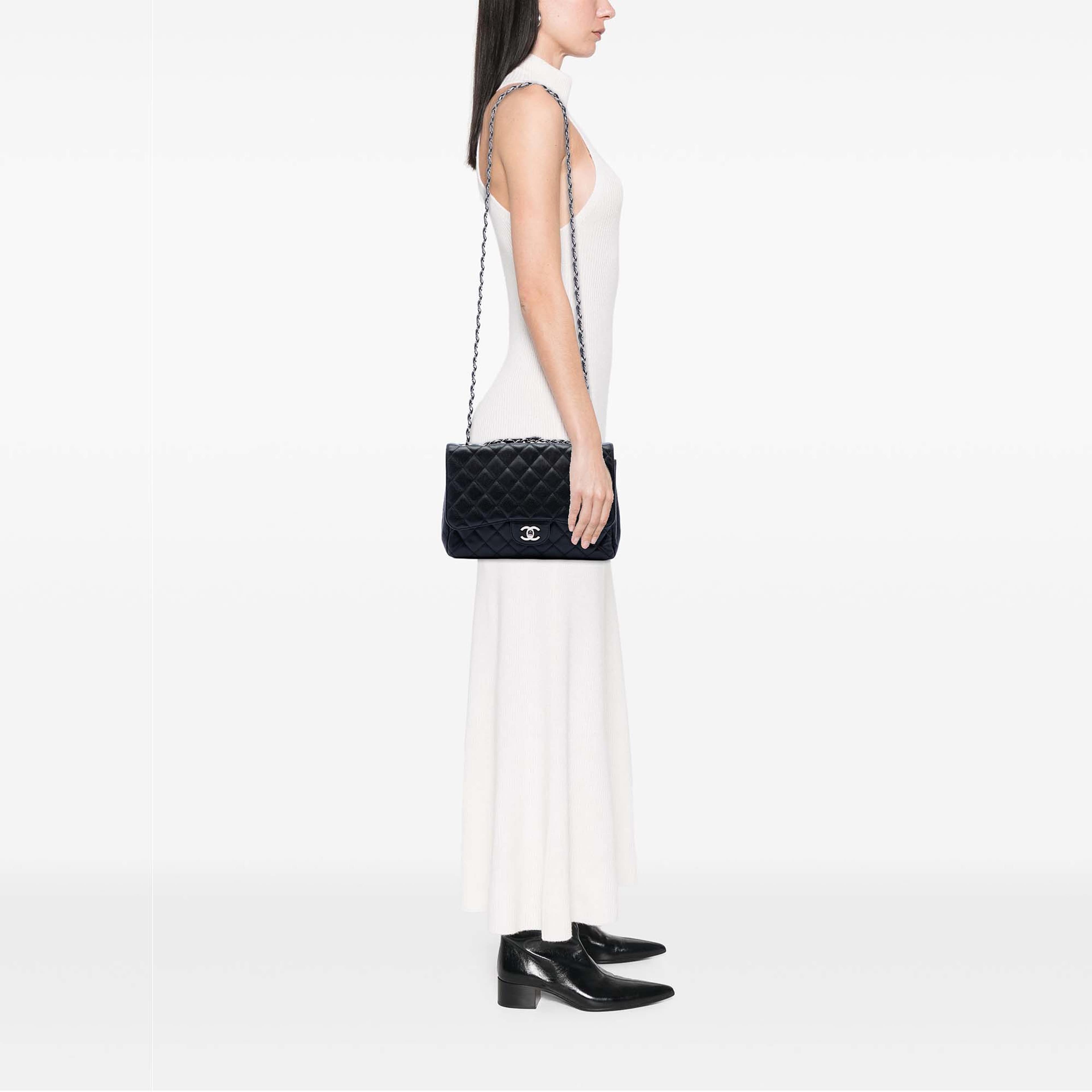 Chanel Jumbo Classic Caviar Single Flap, från Luxclusif, i färgen svart. Klicka för att öppna bilden i stort format