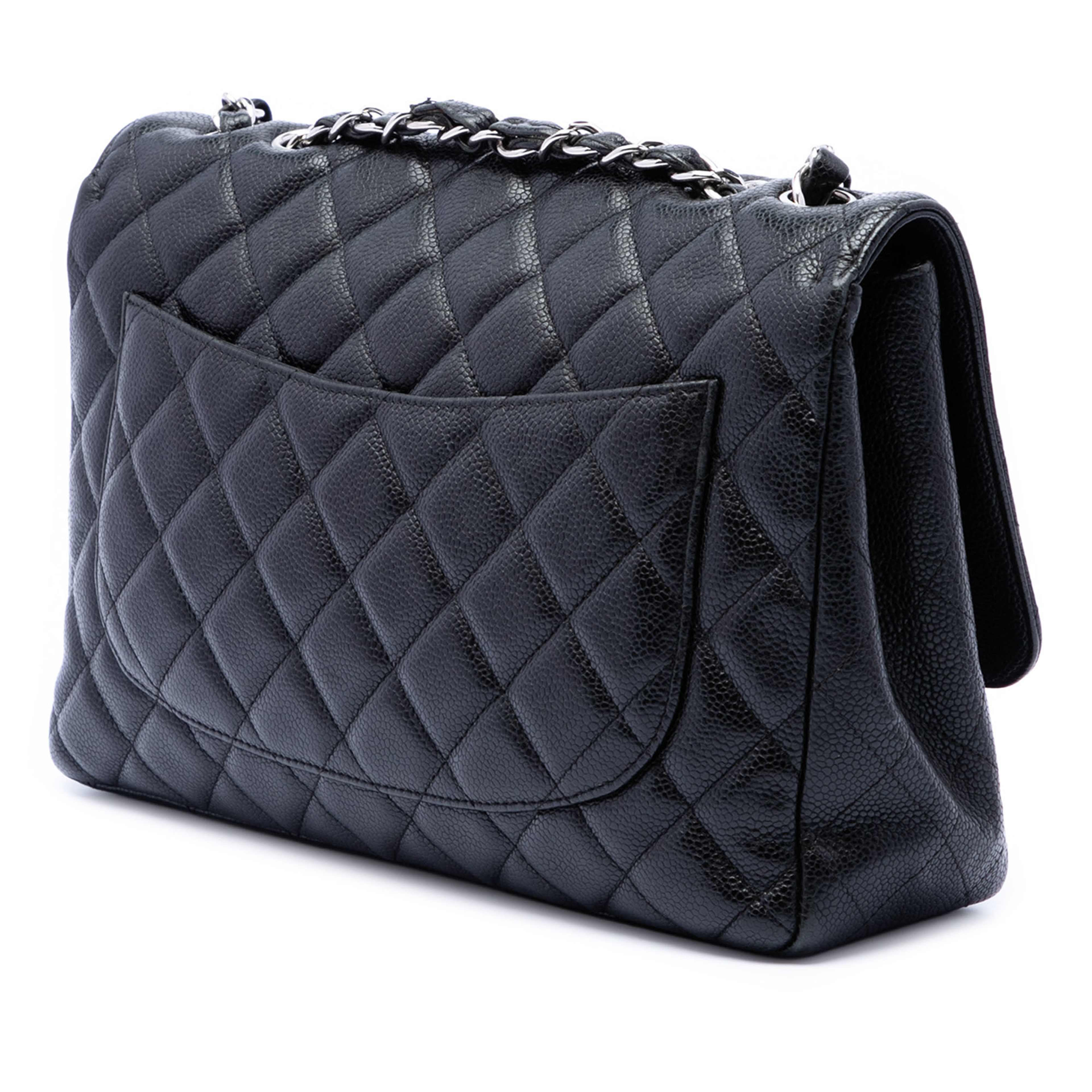 Chanel Jumbo Classic Caviar Single Flap, från Luxclusif, i färgen svart. Klicka för att öppna bilden i stort format