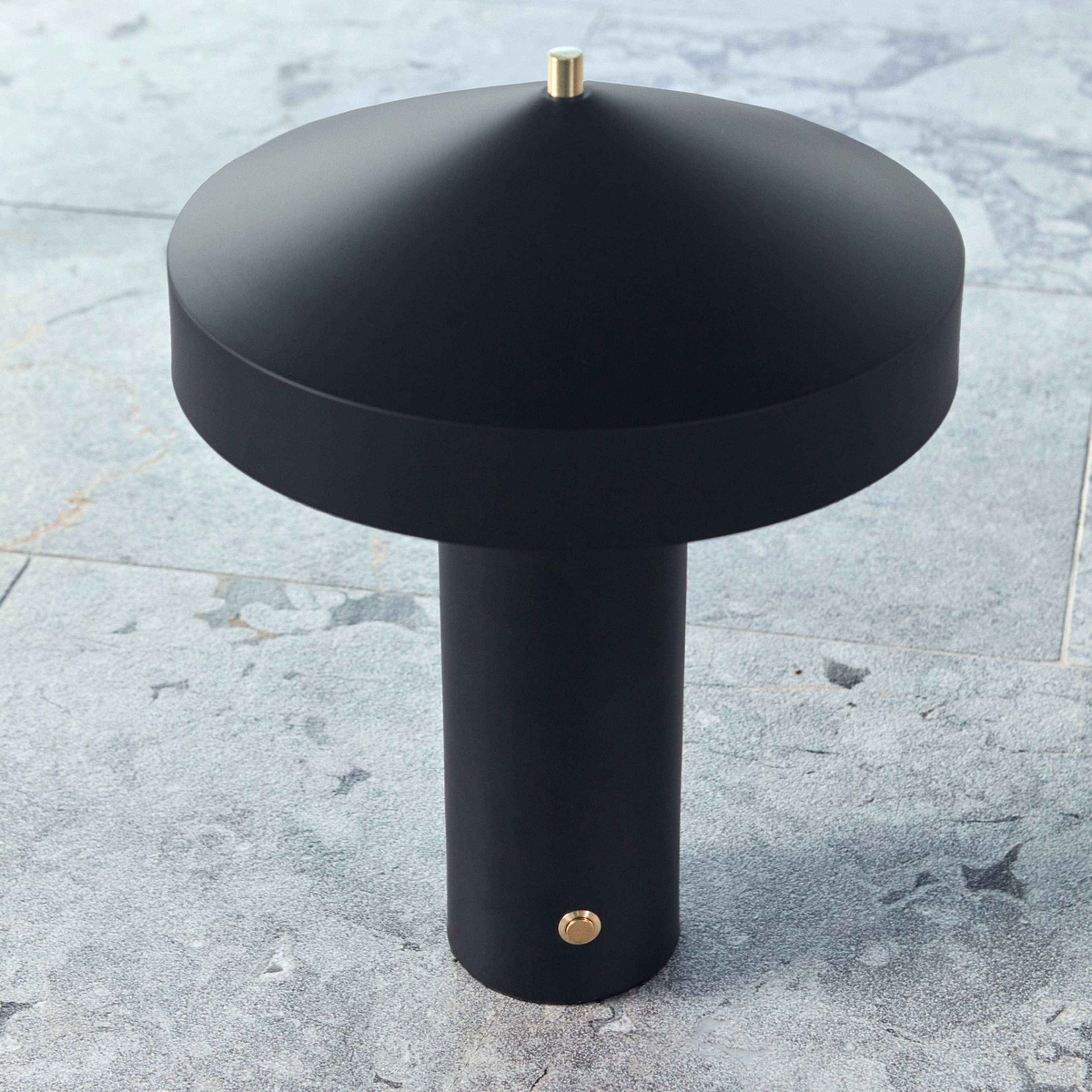 Hatto Table Lamp (eu), från OYOY Living, i färgen black. Klicka för att öppna bilden i stort format