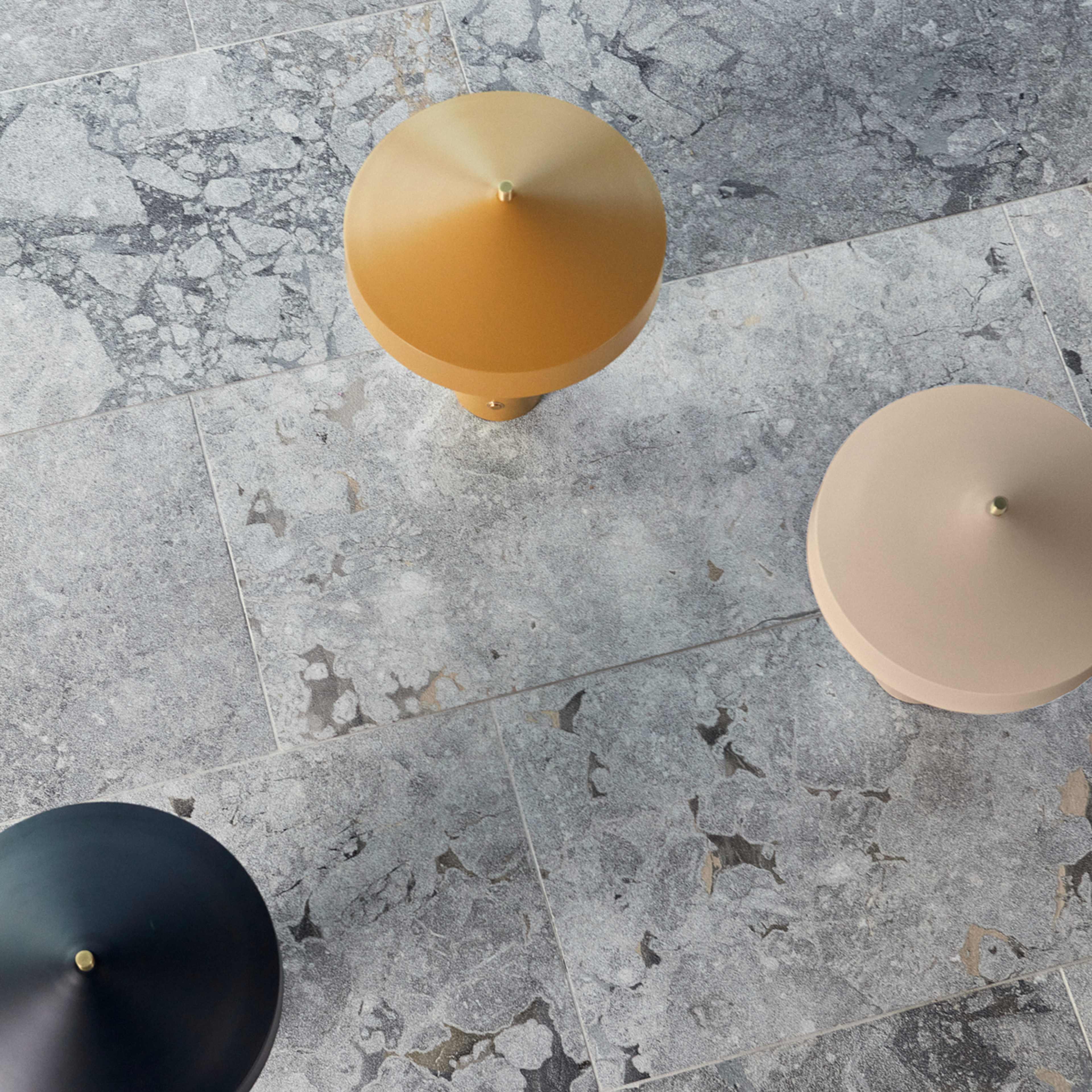 Hatto Table Lamp (eu), från OYOY Living, i färgen black. Klicka för att öppna bilden i stort format