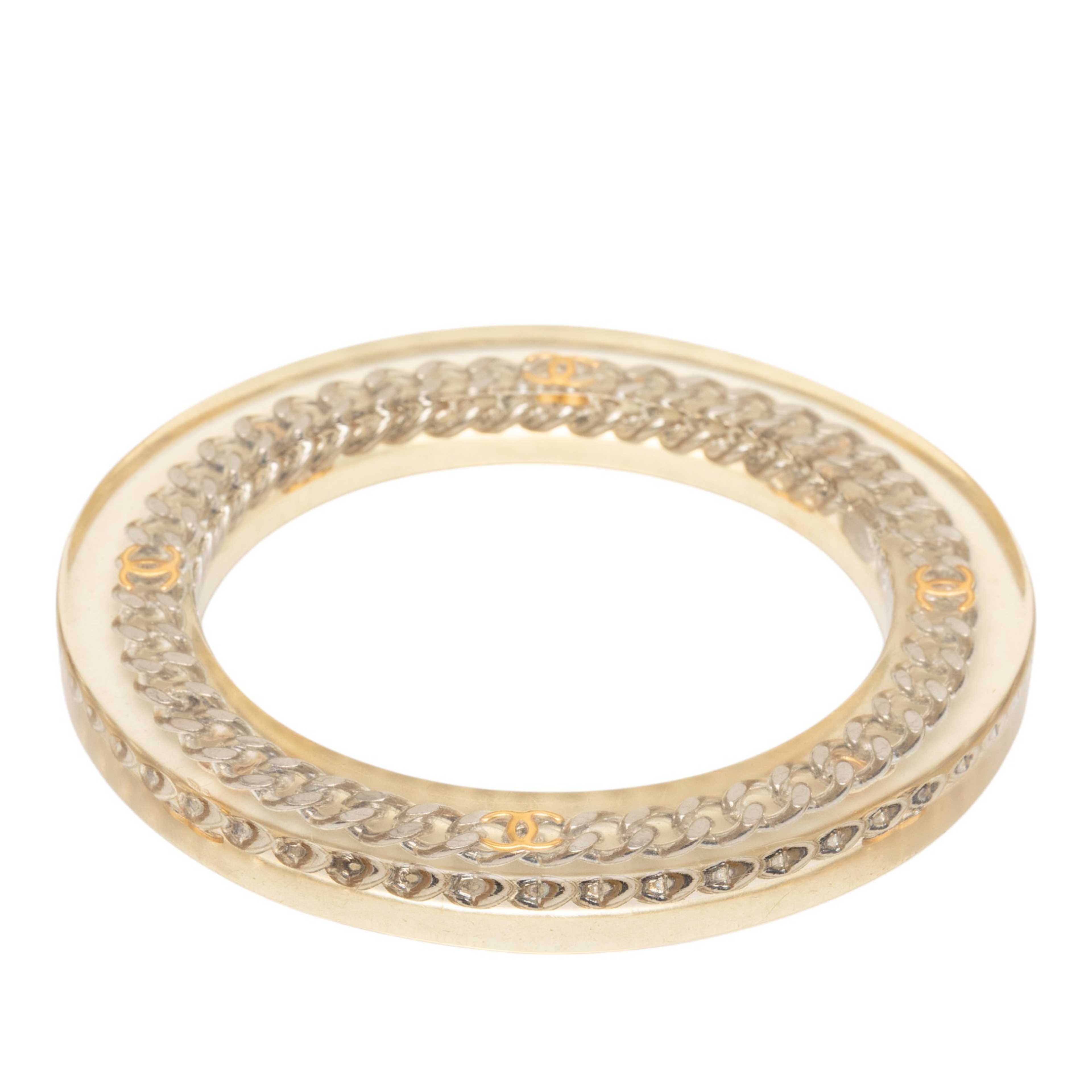 Chanel Resin Gold Plated Chain Bangle, från Luxclusif, i färgen white. Klicka för att öppna bilden i stort format