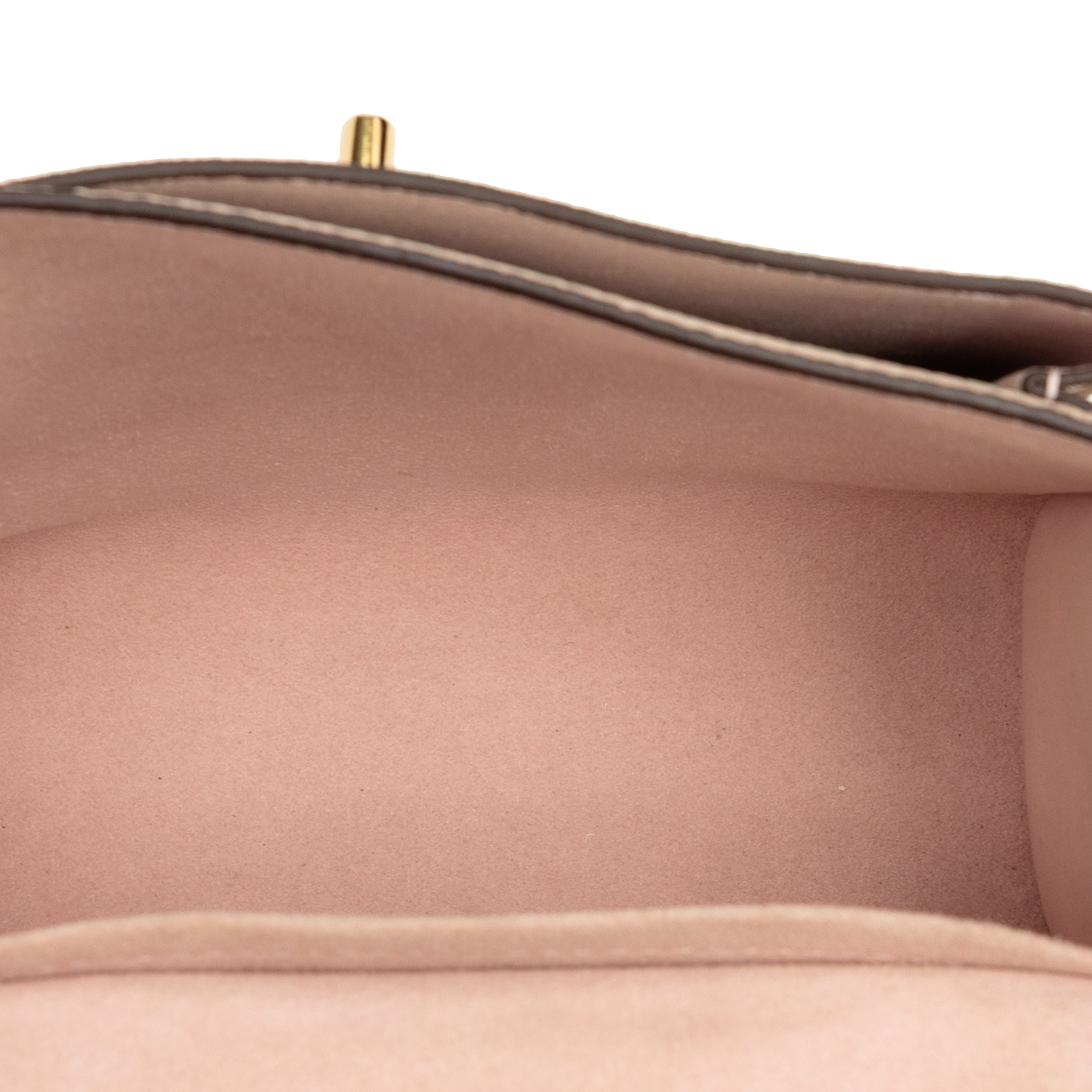 Louis Vuitton Mylockme Bb, från Luxclusif, i färgen light pink. Klicka för att öppna bilden i stort format