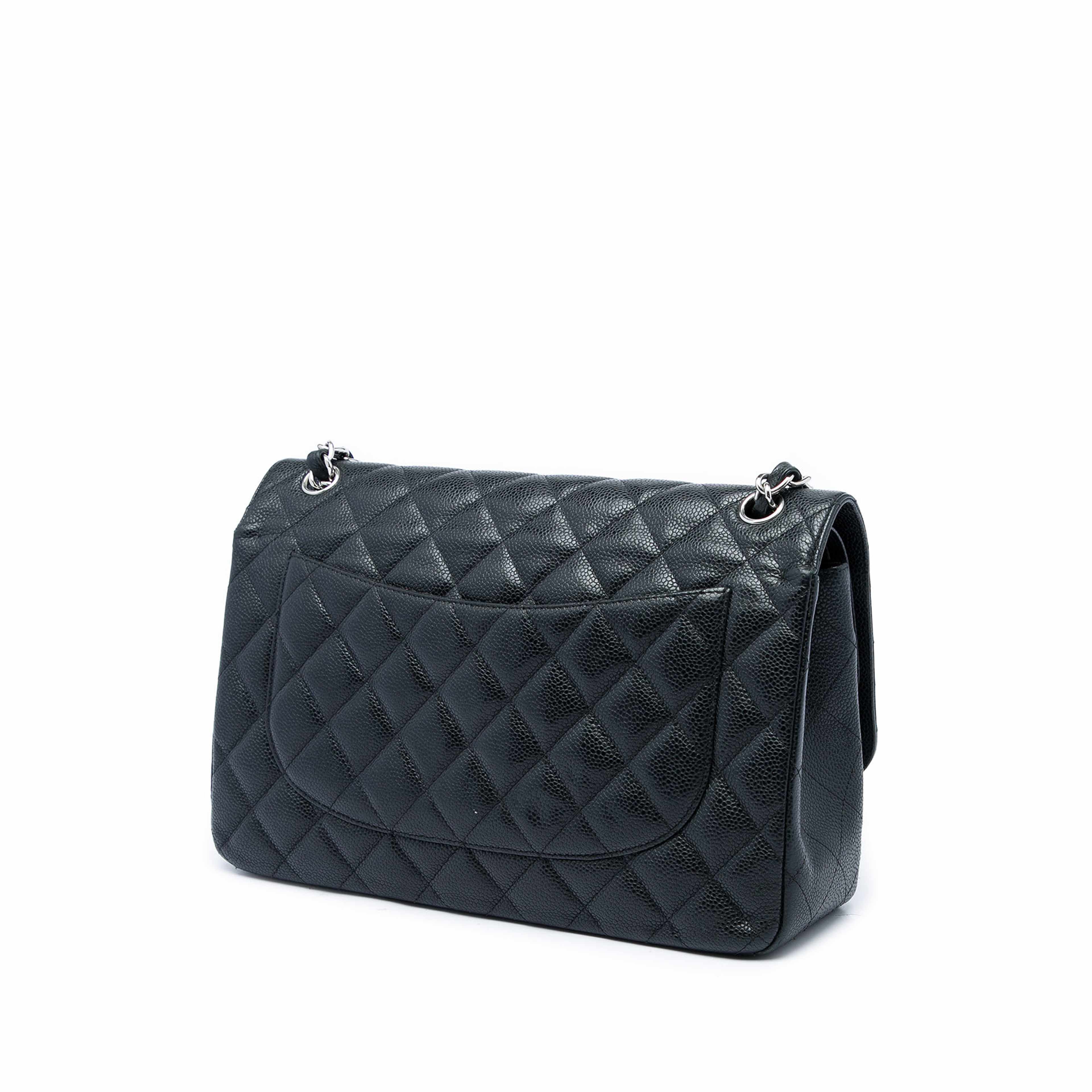 Chanel Jumbo Classic Caviar Double Flap, från Luxclusif, i färgen svart. Klicka för att öppna bilden i stort format